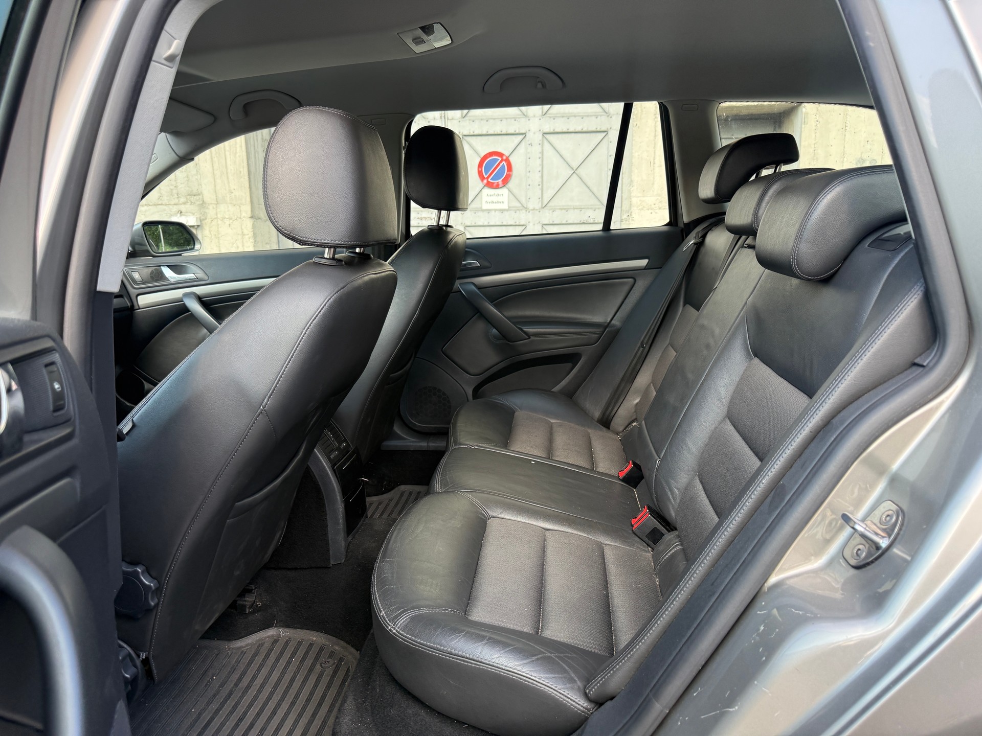 SKODA Octavia Combi 2.0 TDI Elegance DSG-image-8
