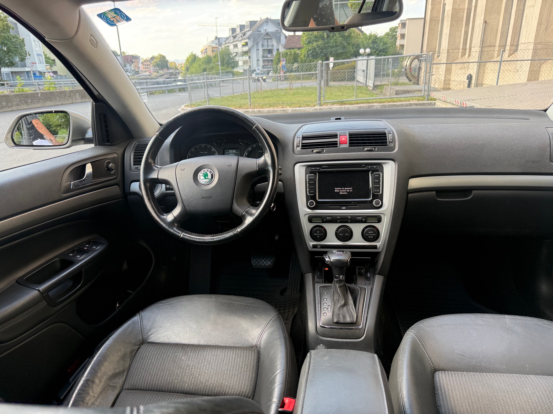 SKODA Octavia Combi 2.0 TDI Elegance DSG-image-5