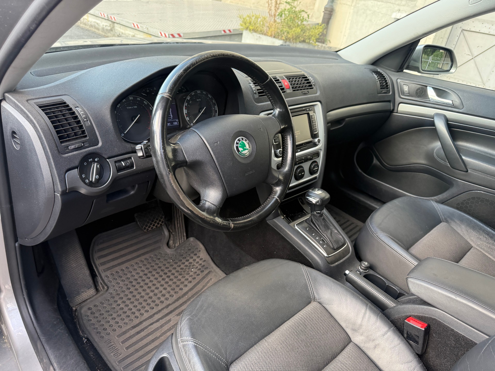 SKODA Octavia Combi 2.0 TDI Elegance DSG-image-4