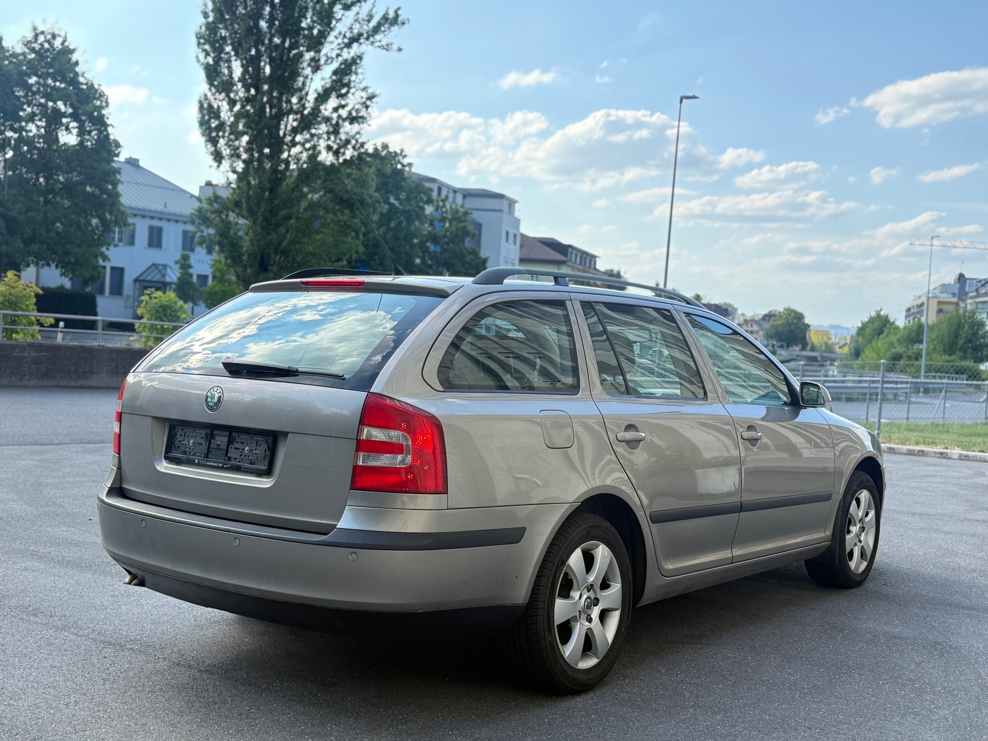 SKODA Octavia Combi 2.0 TDI Elegance DSG-image-10