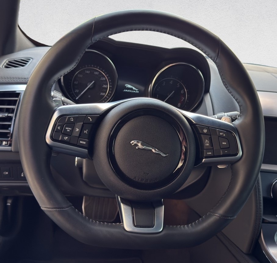 JAGUAR F-Type Convertible 2.0 I4 R-Dynamik Automatik-image-16