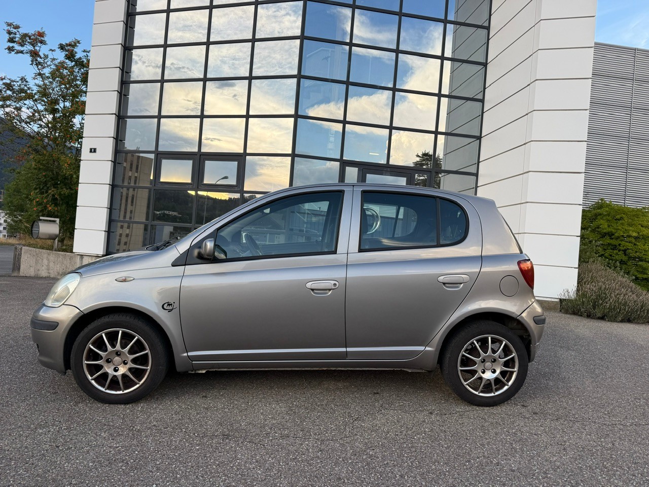 TOYOTA Yaris 1.3 Linea Sol-image-3