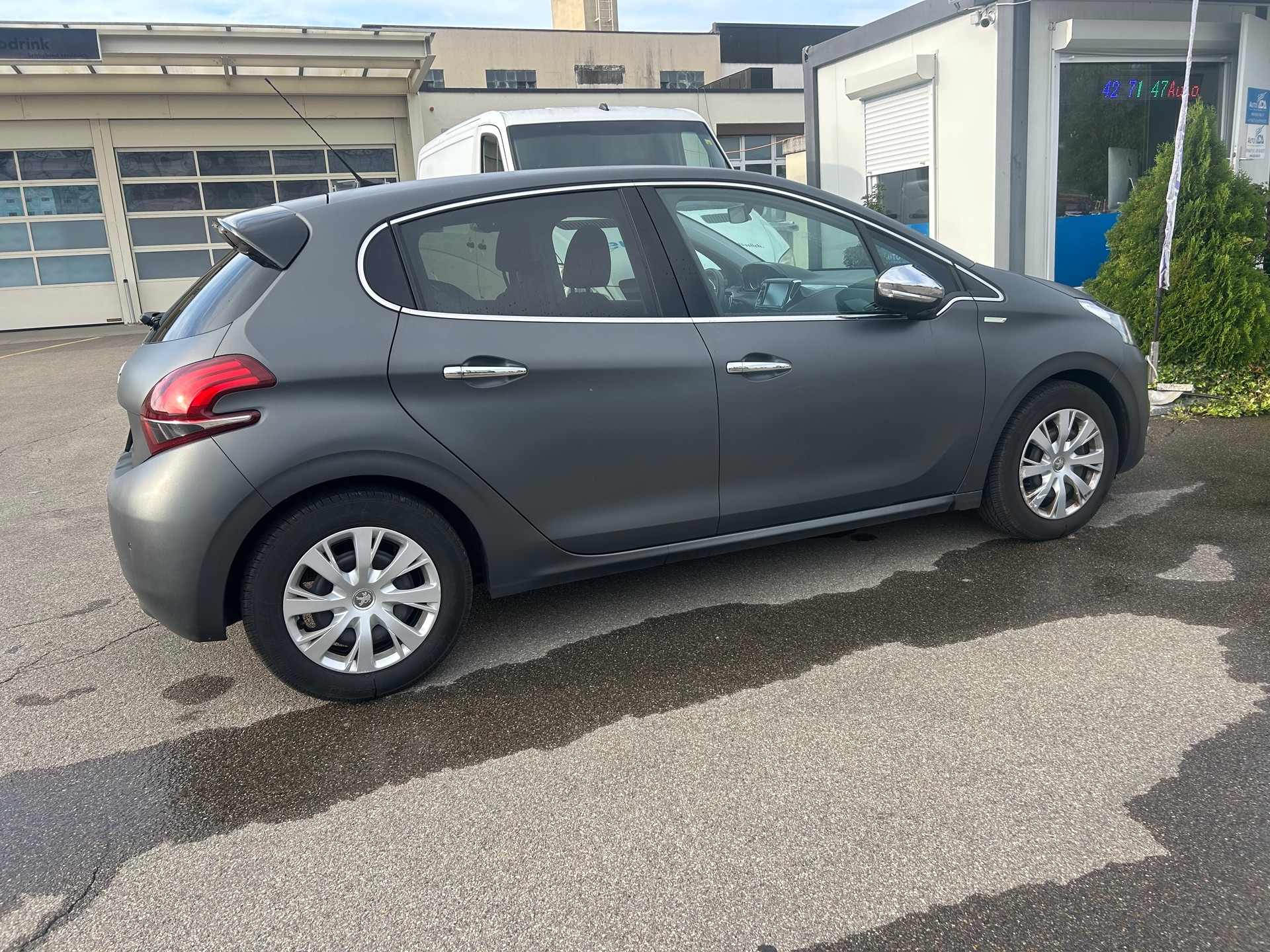 PEUGEOT 208 1.2 e-VTI Style EGS5-image-6