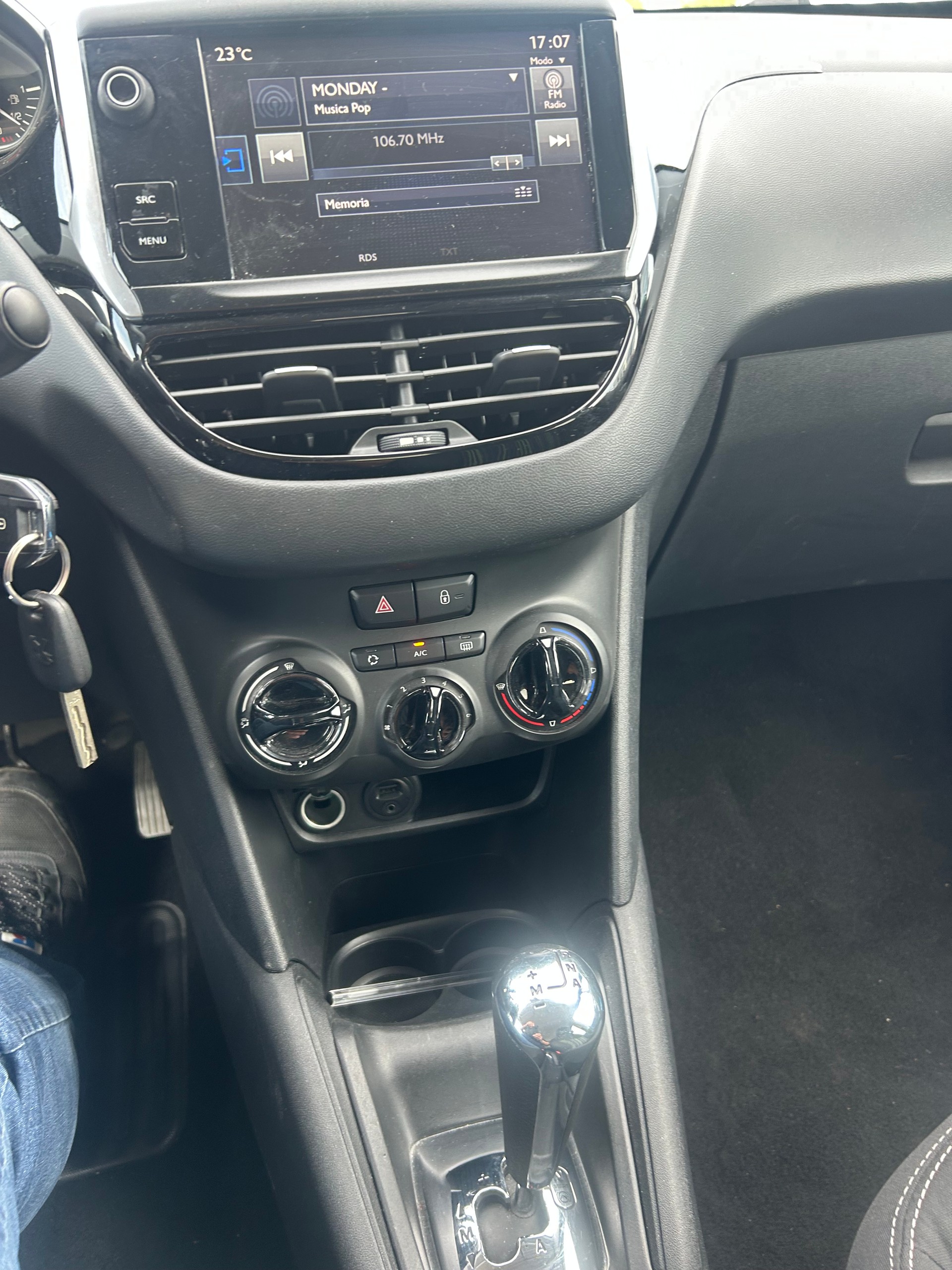 PEUGEOT 208 1.2 e-VTI Style EGS5-image-2