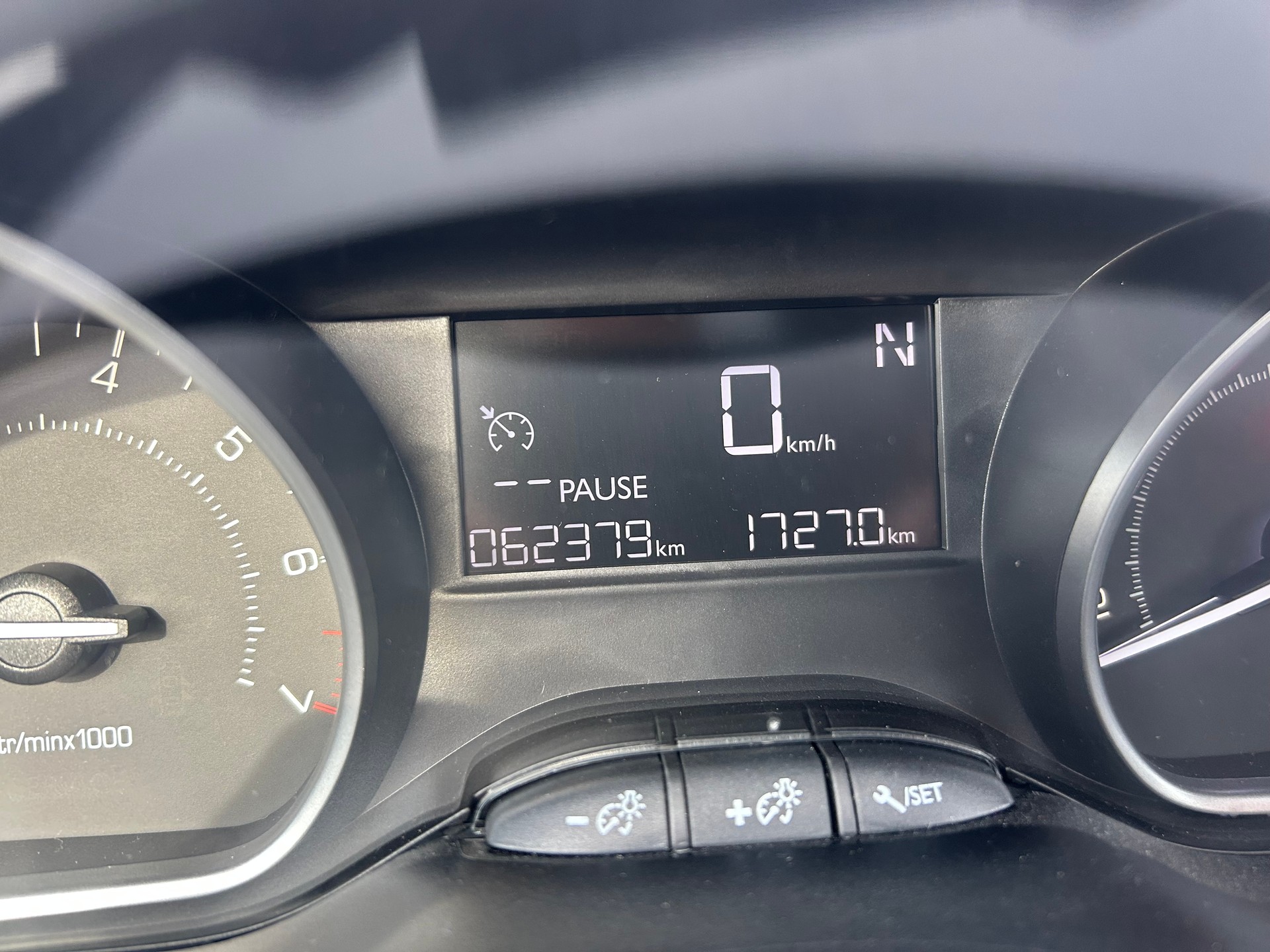 PEUGEOT 208 1.2 e-VTI Style EGS5-image-1