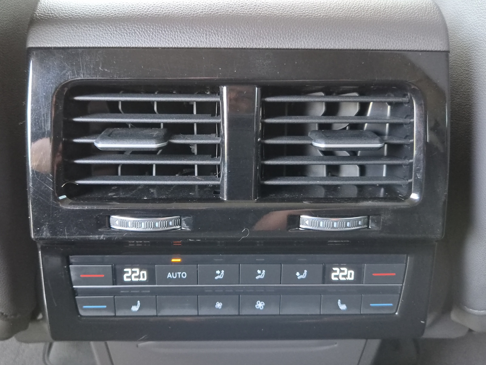 VW Touareg 3.0 TDI Atmosphere Tiptronic-image-13