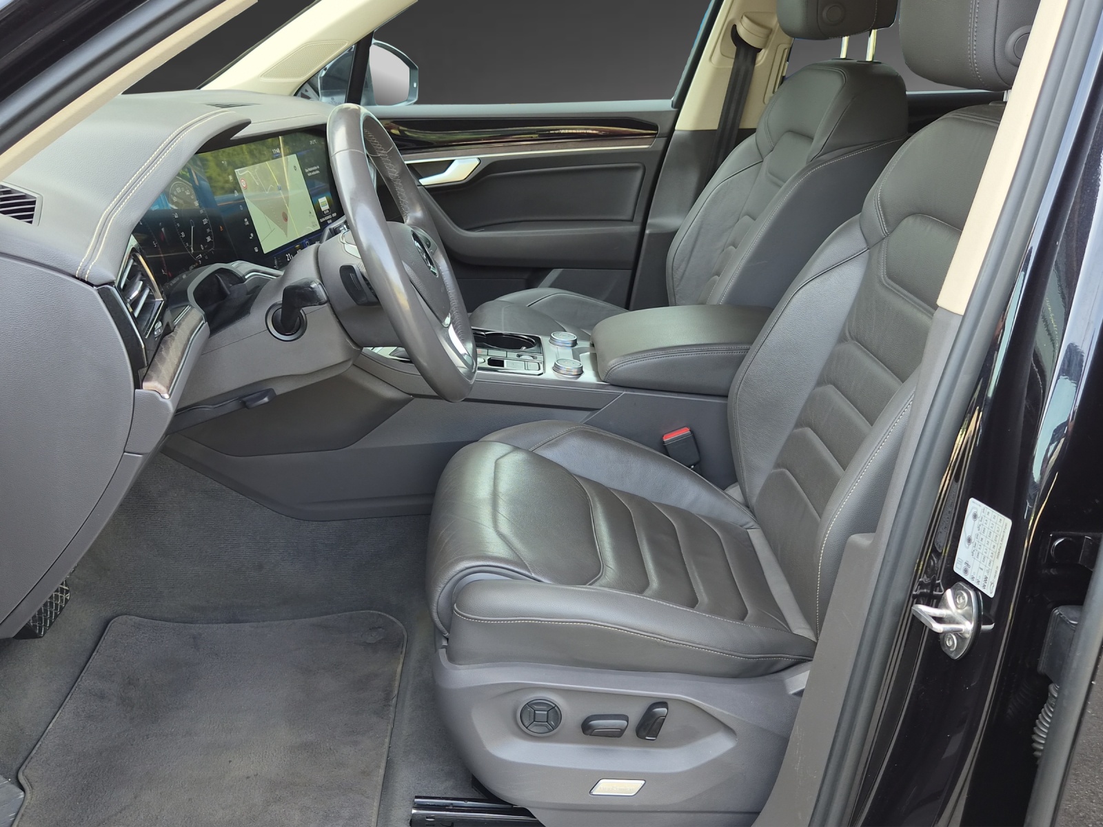 VW Touareg 3.0 TDI Atmosphere Tiptronic-image-5