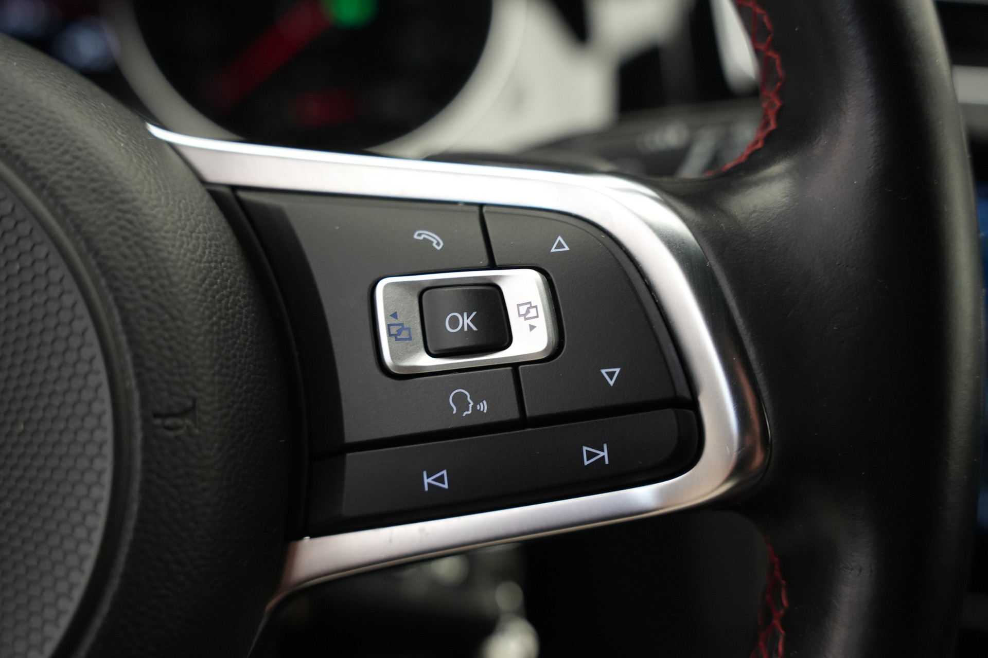 VW Golf 2.0 TSI GTI DSG *CH-Fahrzeug*-image-24