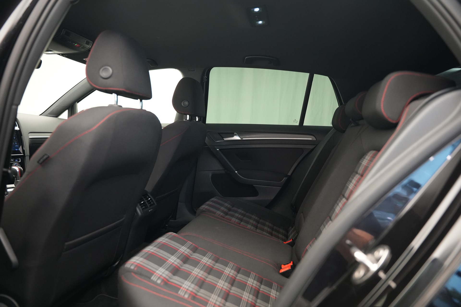 VW Golf 2.0 TSI GTI DSG *CH-Fahrzeug*-image-13