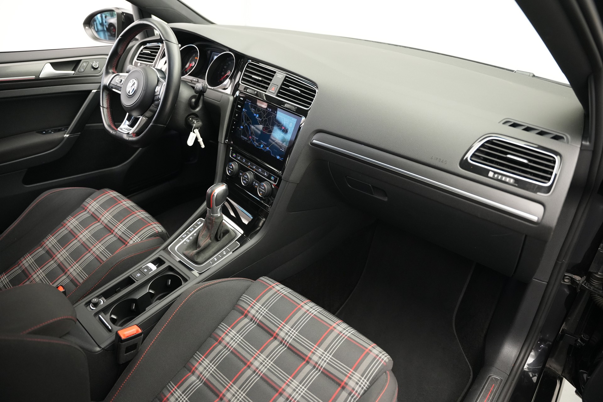 VW Golf 2.0 TSI GTI DSG *CH-Fahrzeug*-image-11