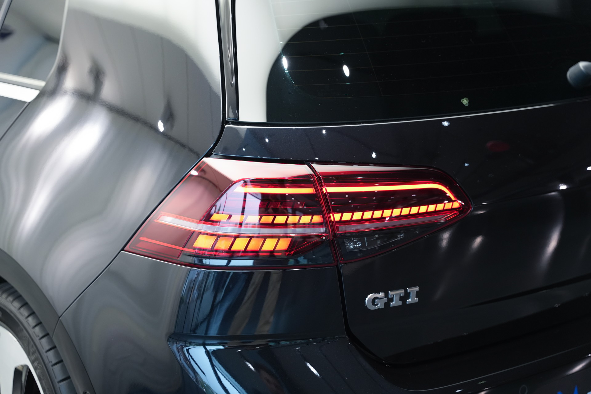 VW Golf 2.0 TSI GTI DSG *CH-Fahrzeug*-image-36