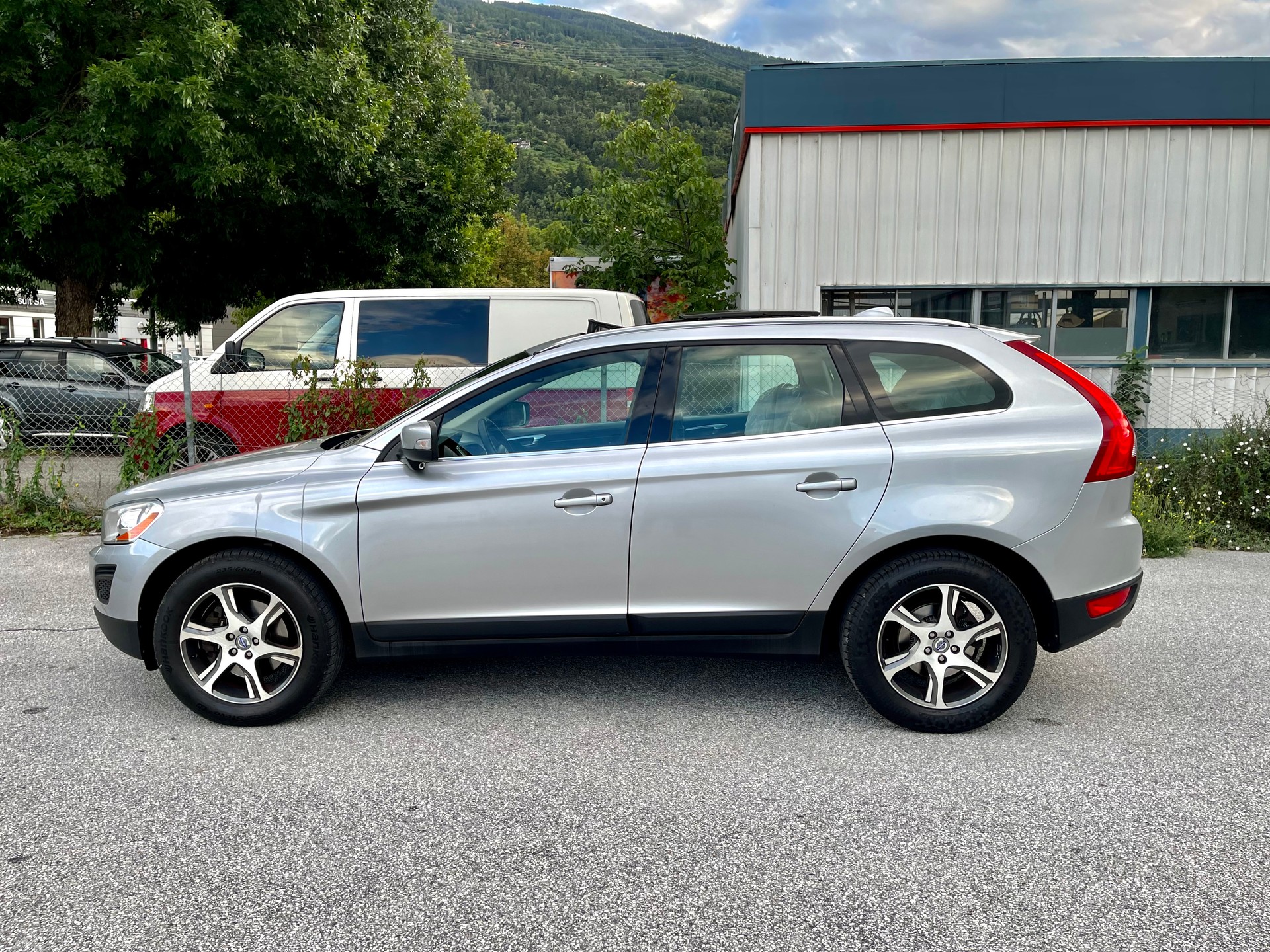 VOLVO XC60 D4 AWD R-Design-image-18