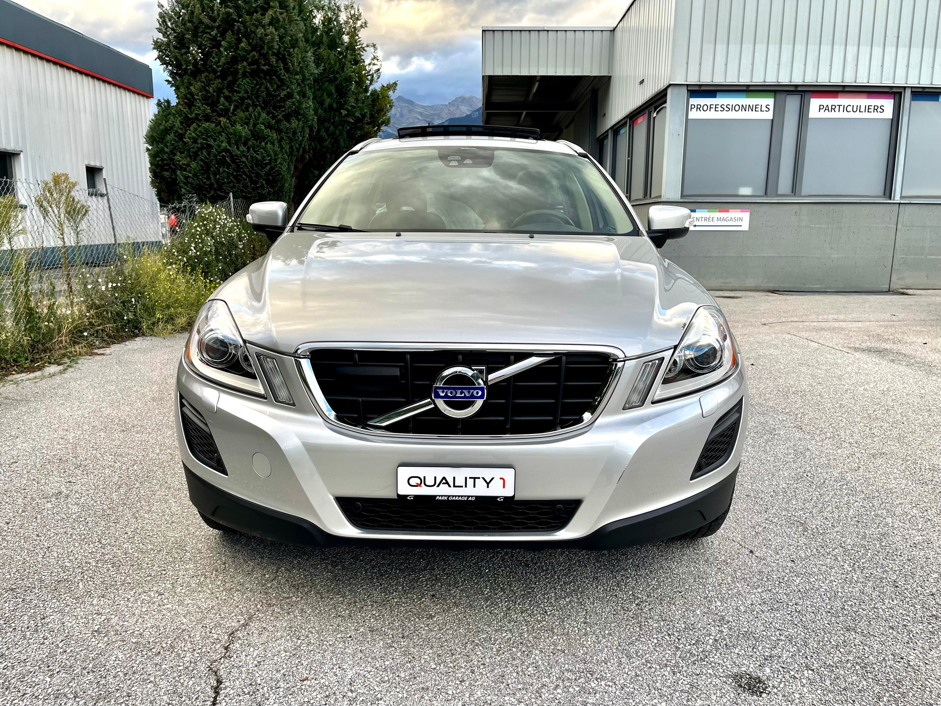 VOLVO XC60 D4 AWD R-Design-image-8