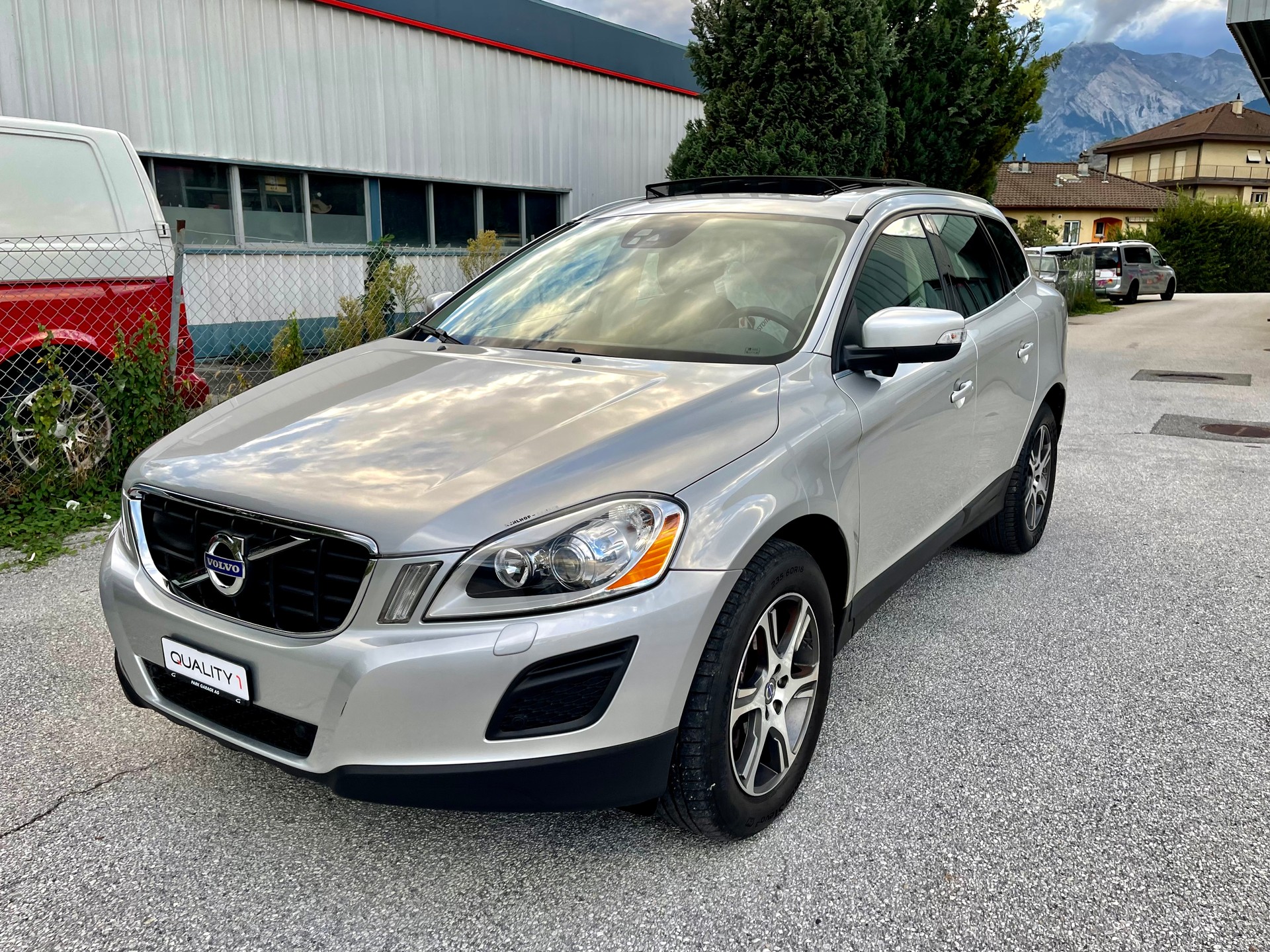 VOLVO XC60 D4 AWD R-Design-image-3