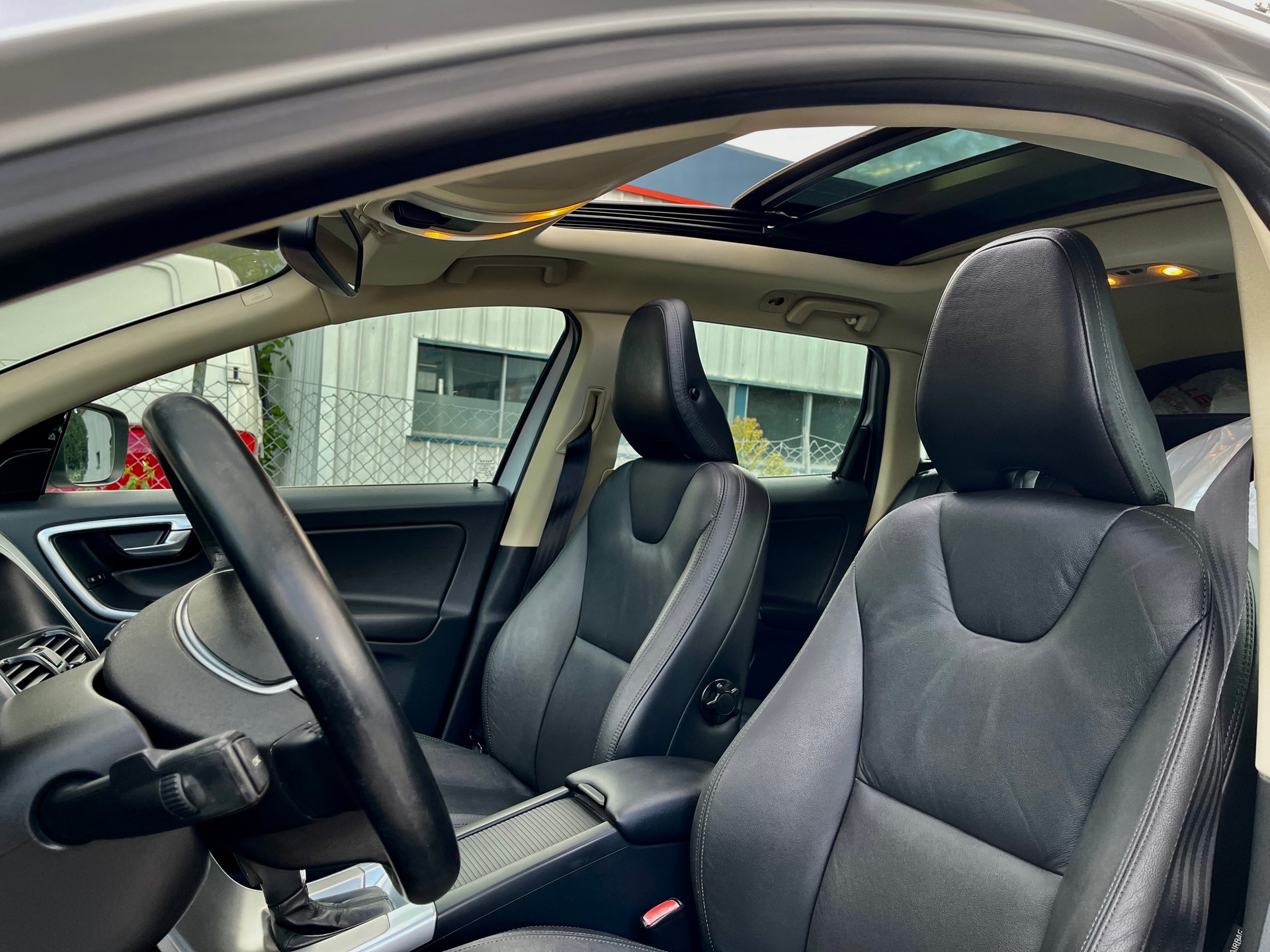 VOLVO XC60 D4 AWD R-Design-image-9