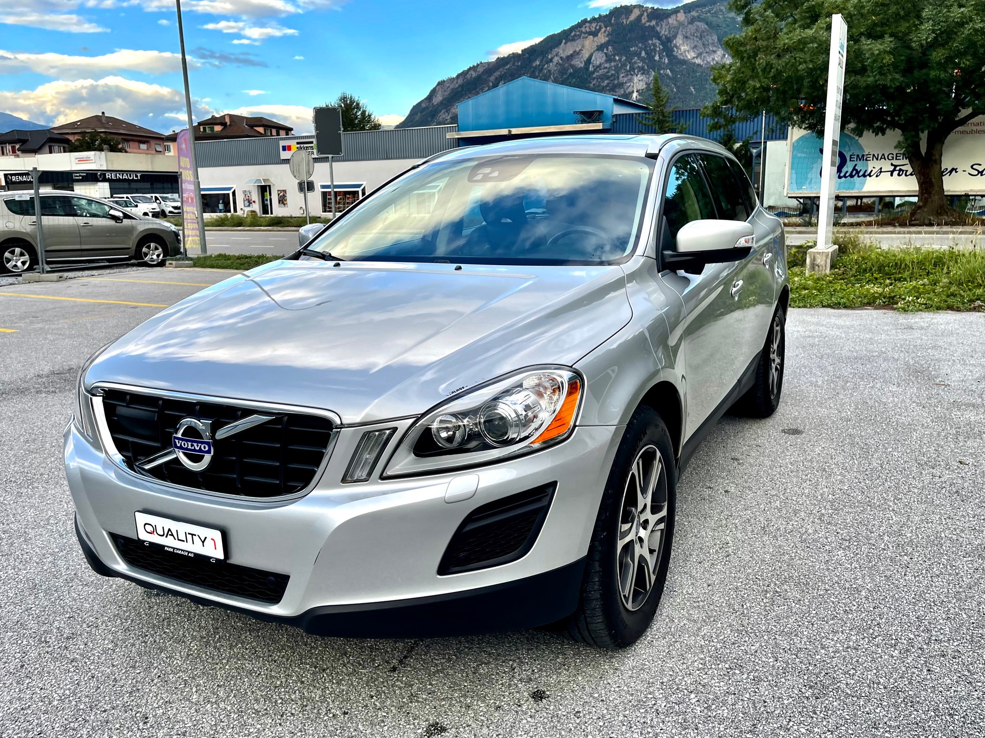 VOLVO XC60 D4 AWD R-Design-image-12