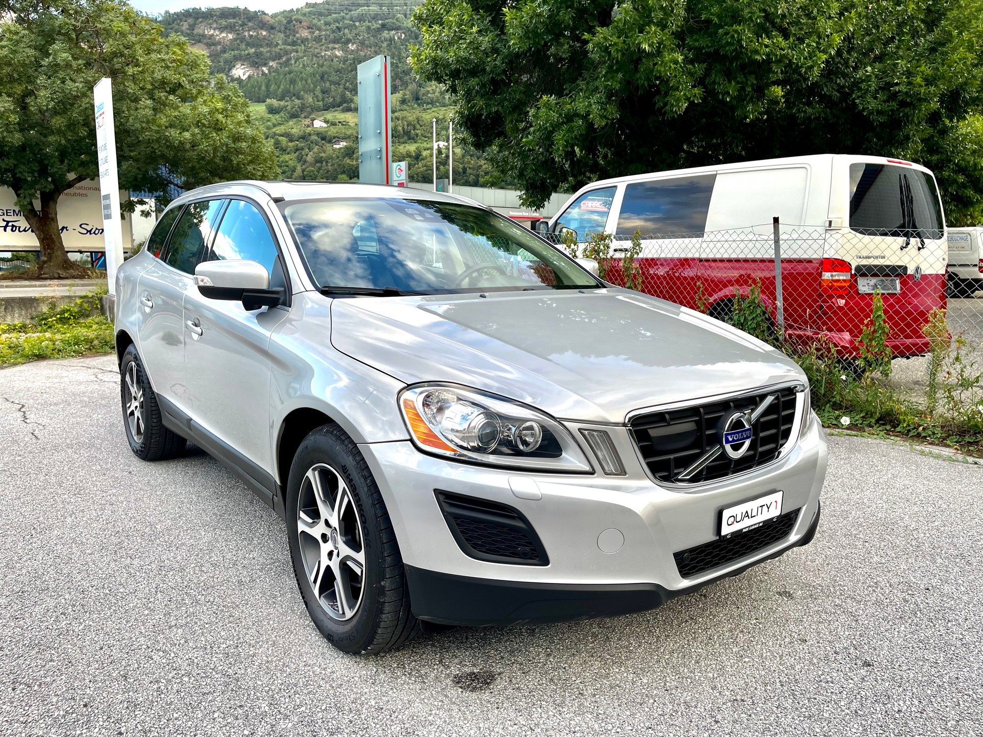 VOLVO XC60 D4 AWD R-Design-image-0