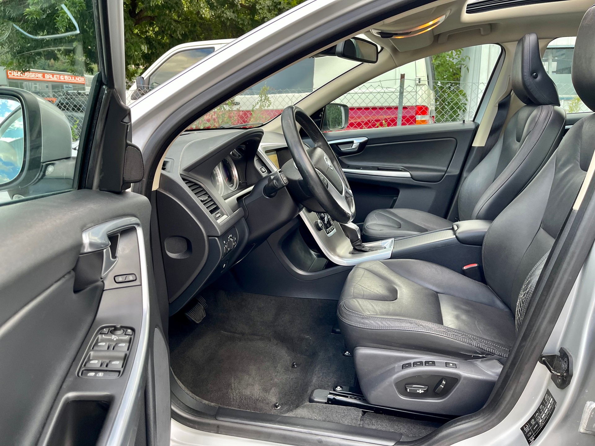 VOLVO XC60 D4 AWD R-Design-image-31