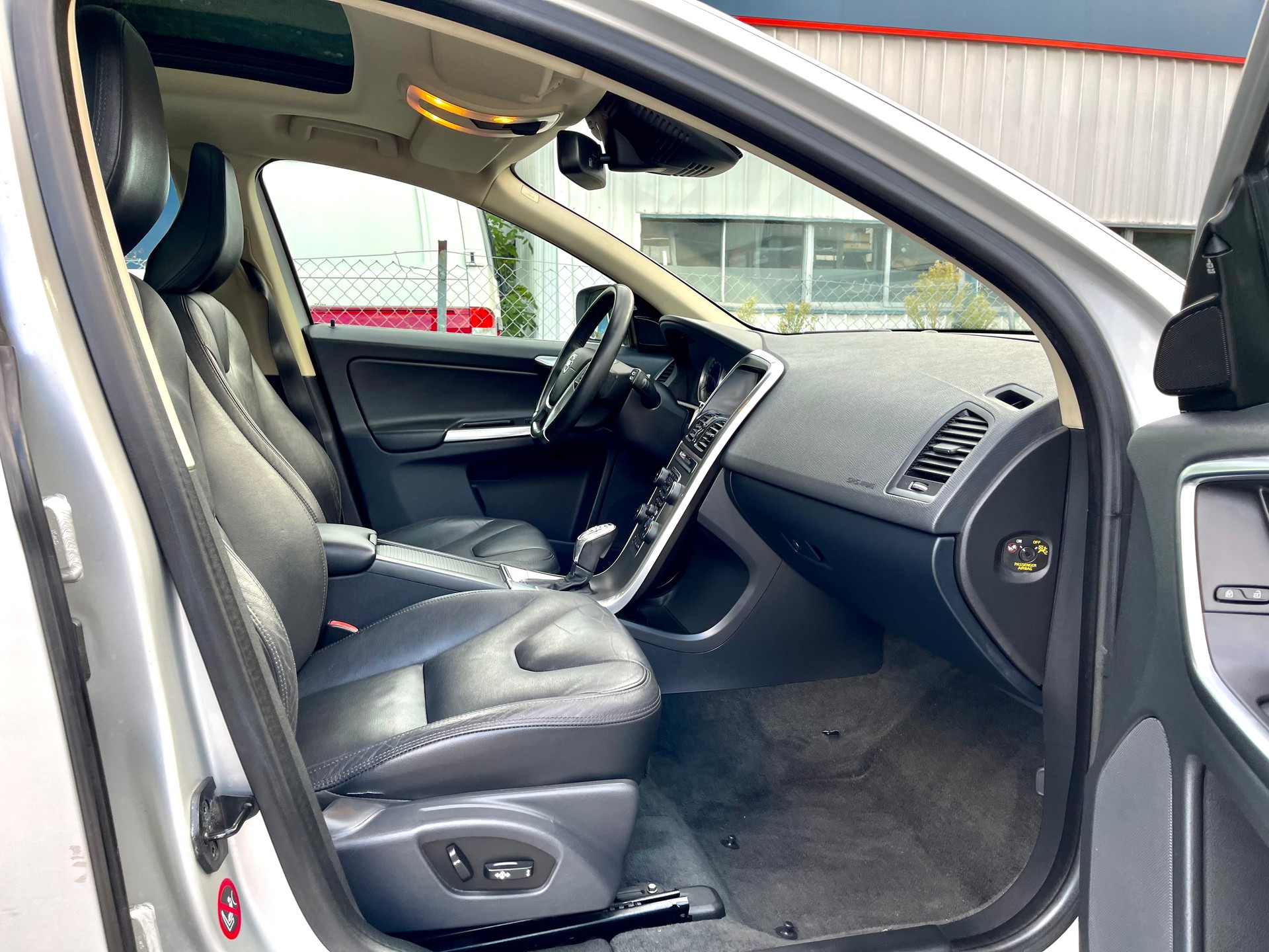 VOLVO XC60 D4 AWD R-Design-image-13