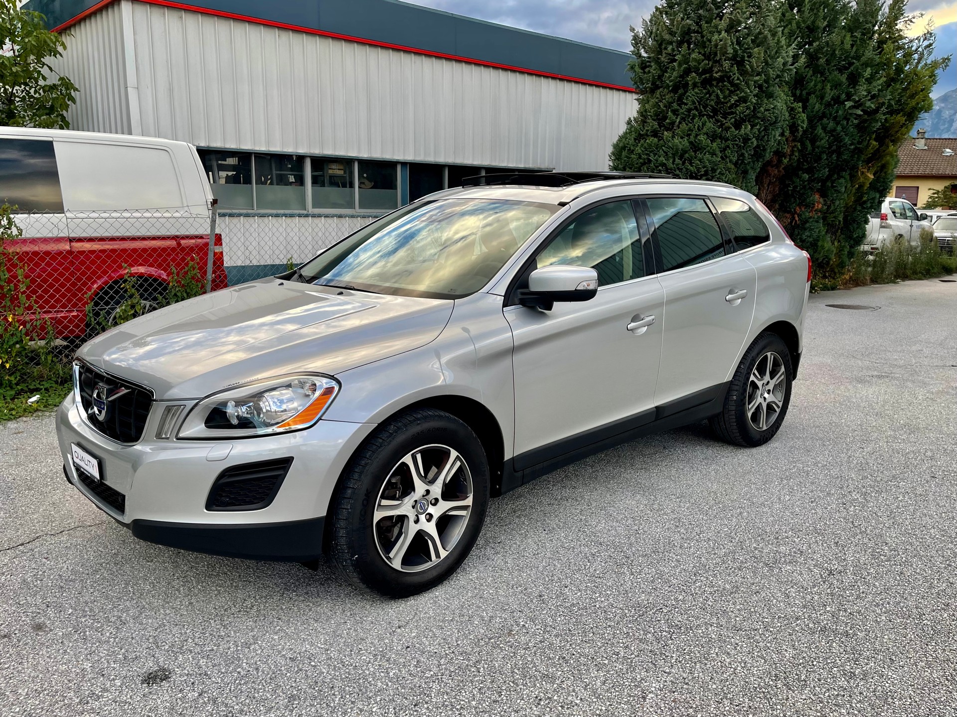 VOLVO XC60 D4 AWD R-Design-image-21