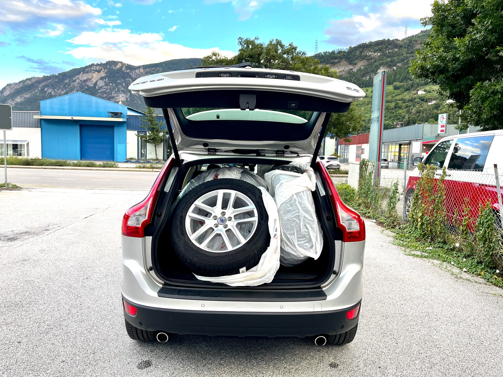 VOLVO XC60 D4 AWD R-Design-image-2