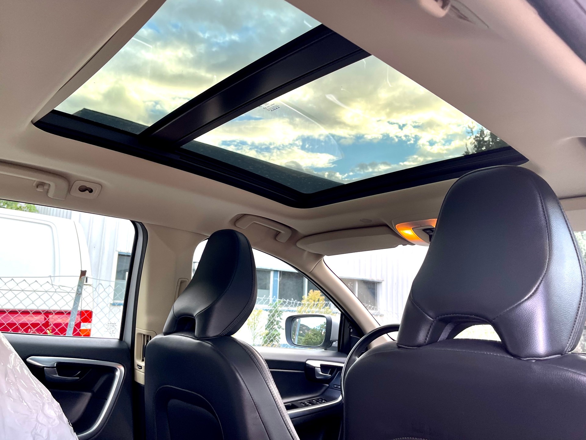VOLVO XC60 D4 AWD R-Design-image-25