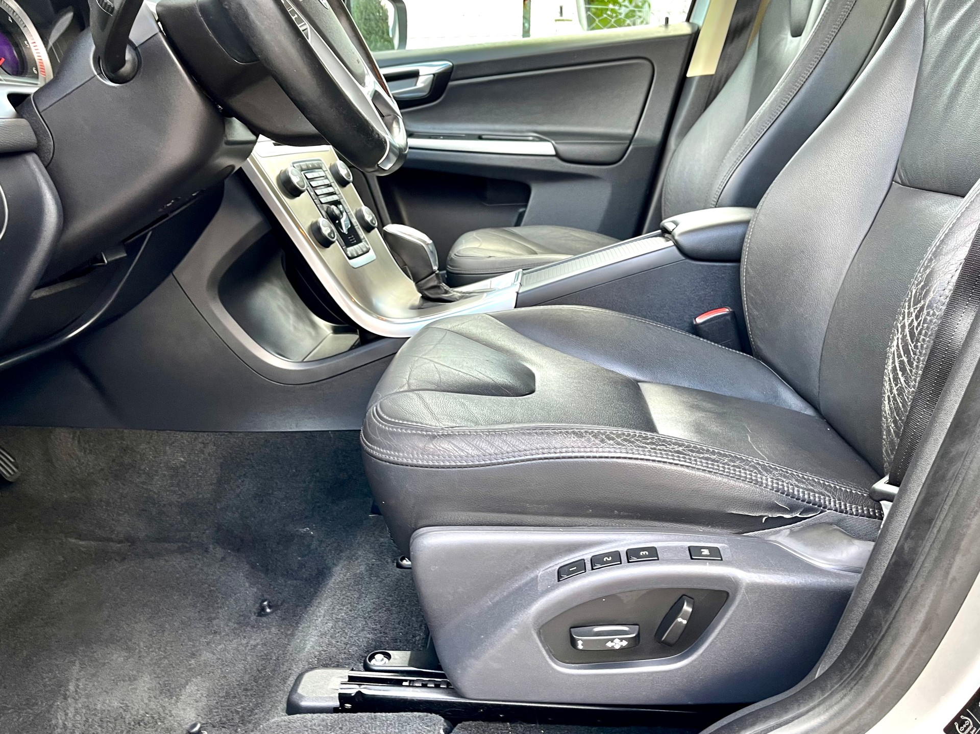 VOLVO XC60 D4 AWD R-Design-image-19