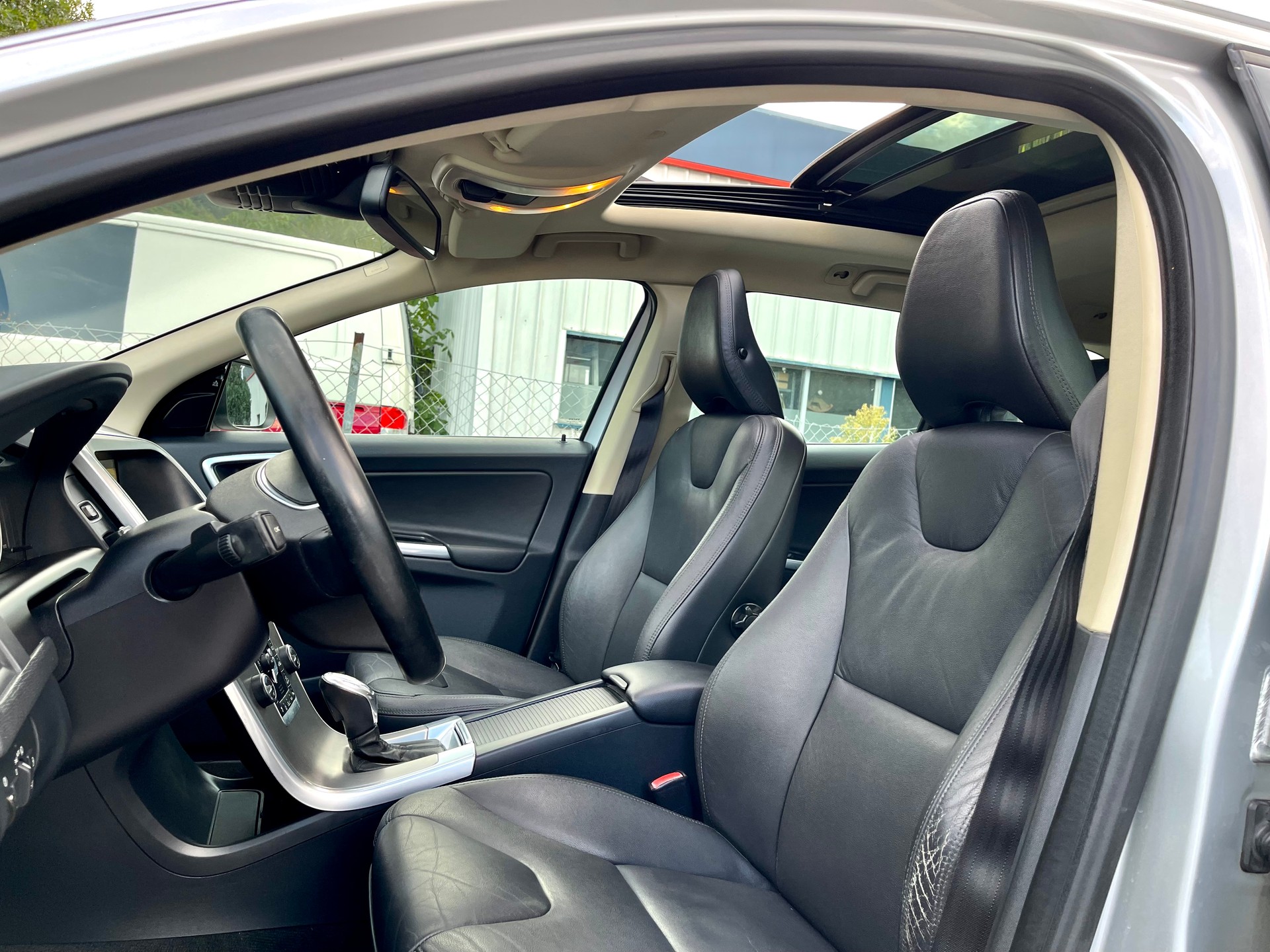 VOLVO XC60 D4 AWD R-Design-image-4