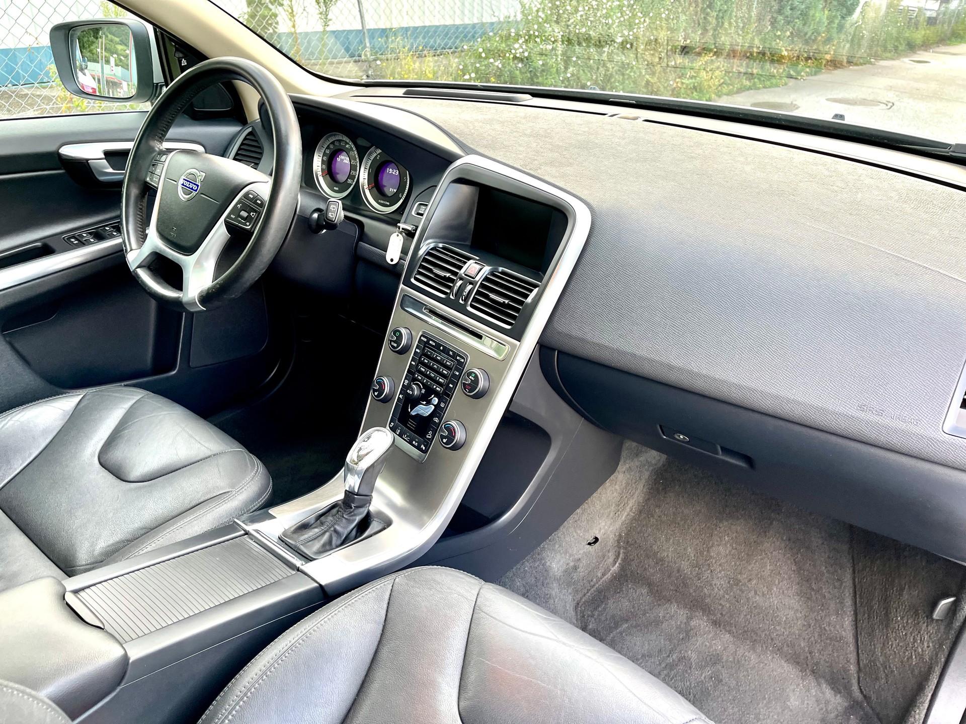 VOLVO XC60 D4 AWD R-Design-image-29