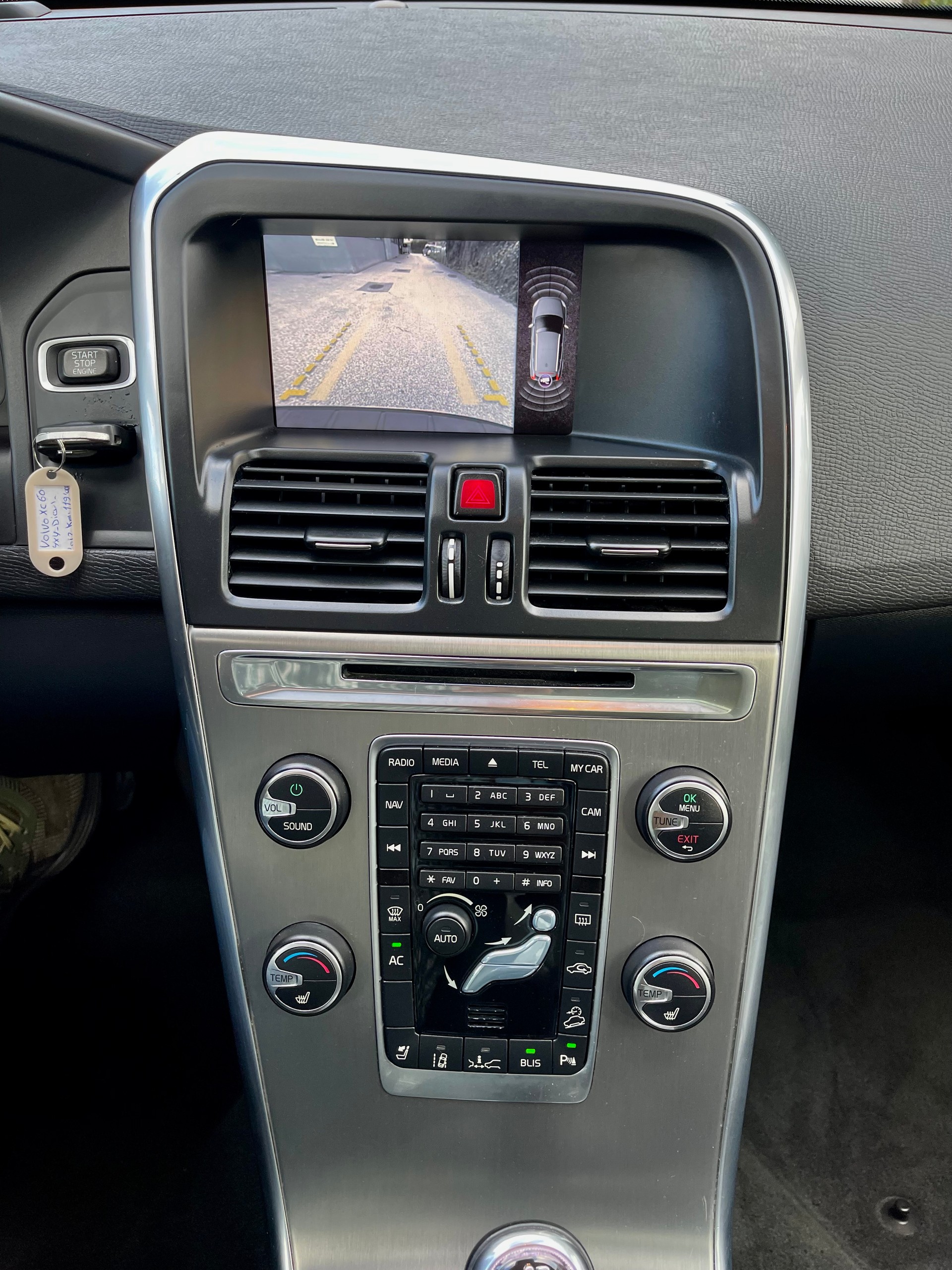 VOLVO XC60 D4 AWD R-Design-image-1