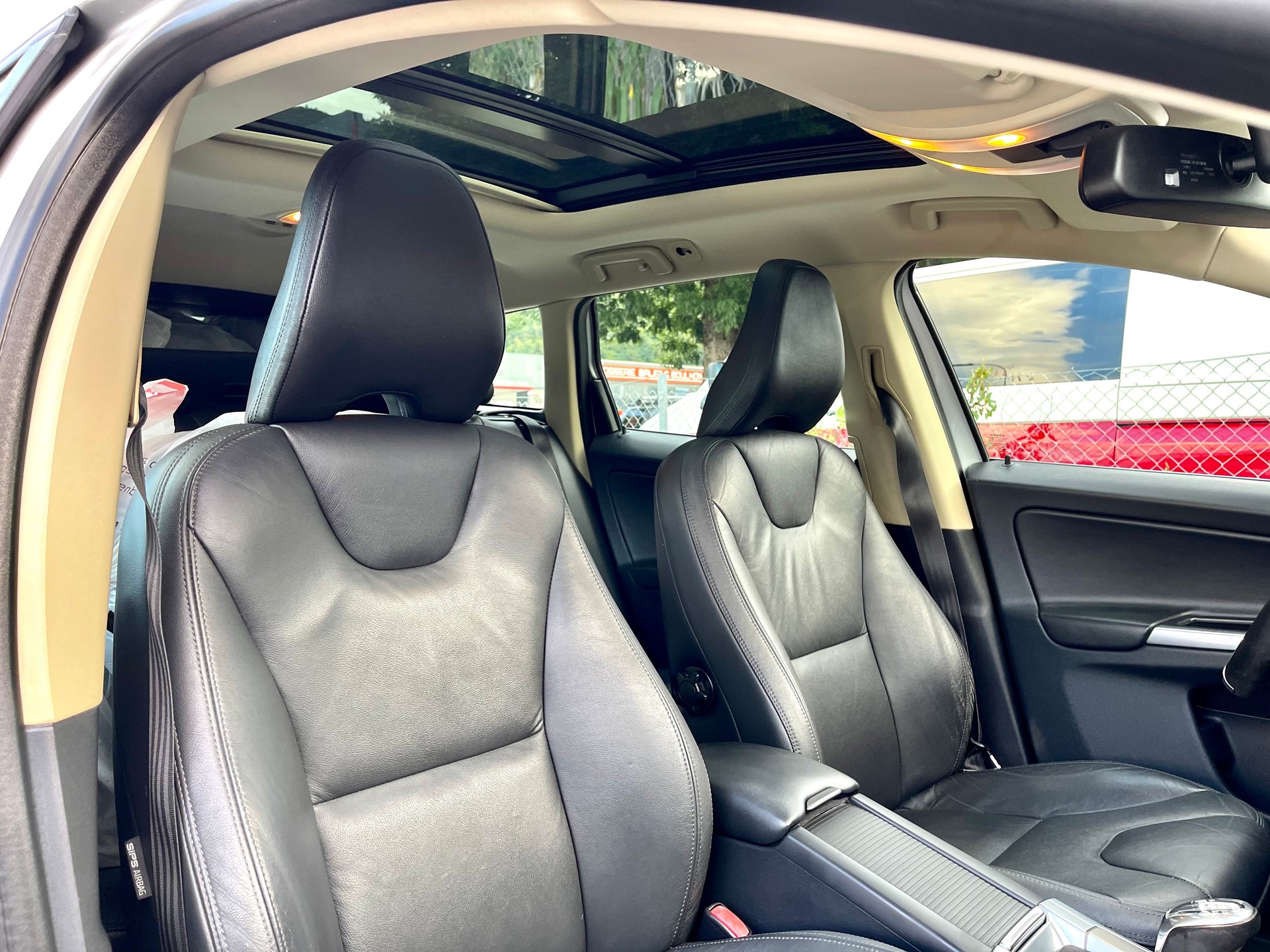 VOLVO XC60 D4 AWD R-Design-image-27