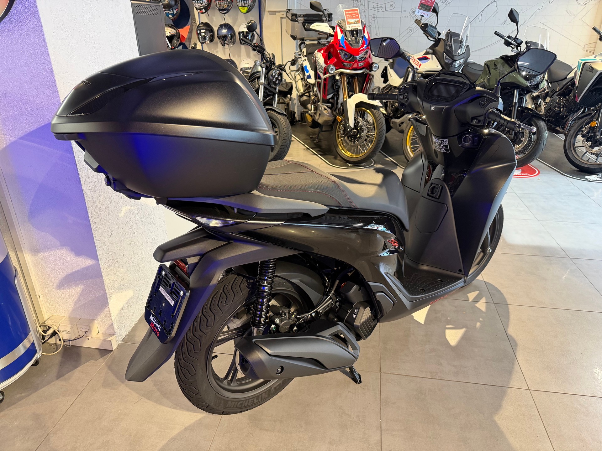 HONDA SH-showroom-element-2