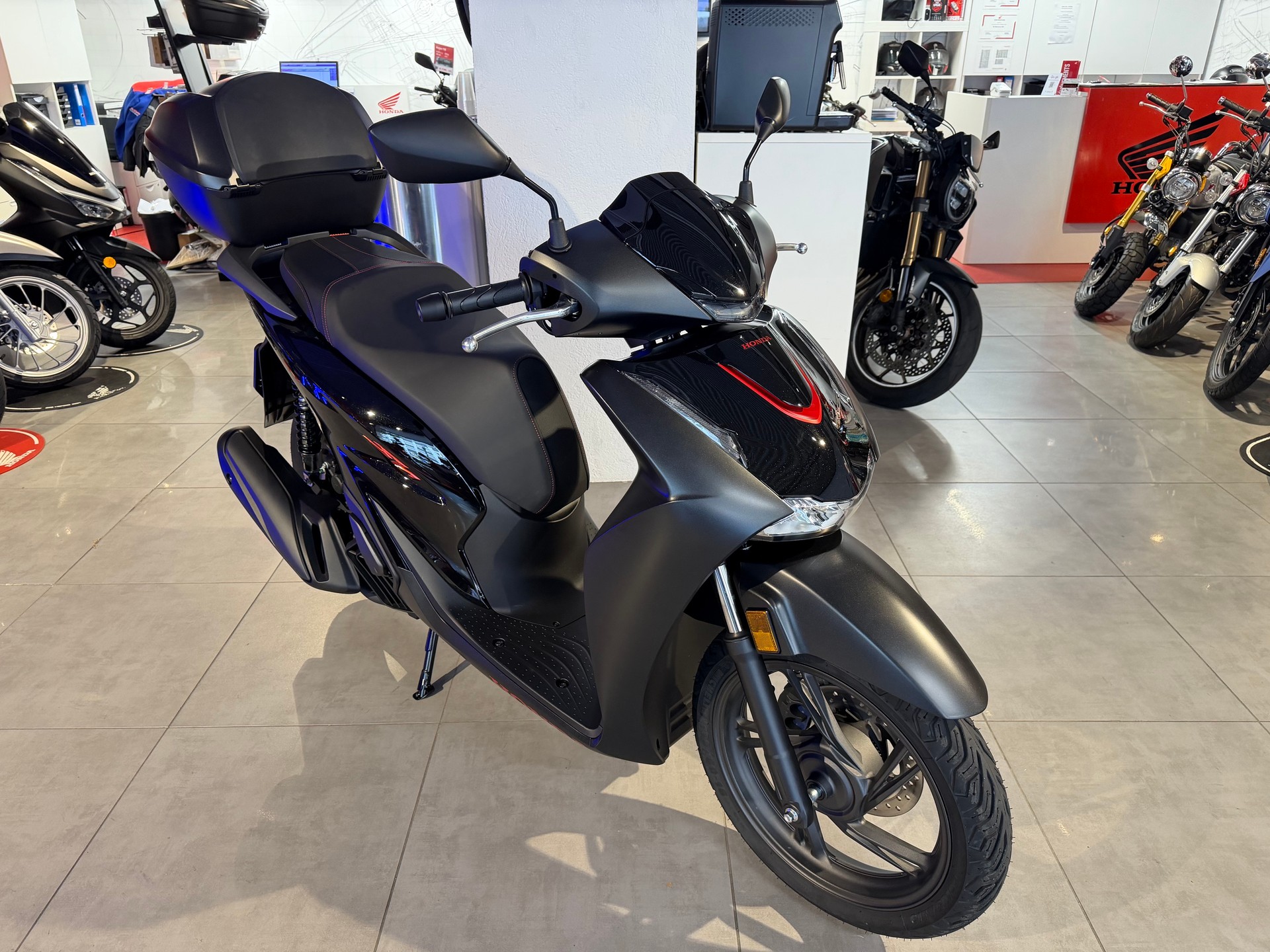 HONDA SH-showroom-element-1