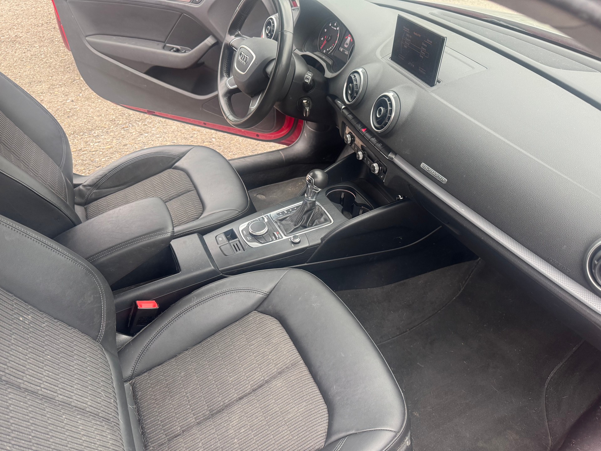 AUDI A3 Sportback 1.8 TFSI Attraction quattro S-tronic-image-11