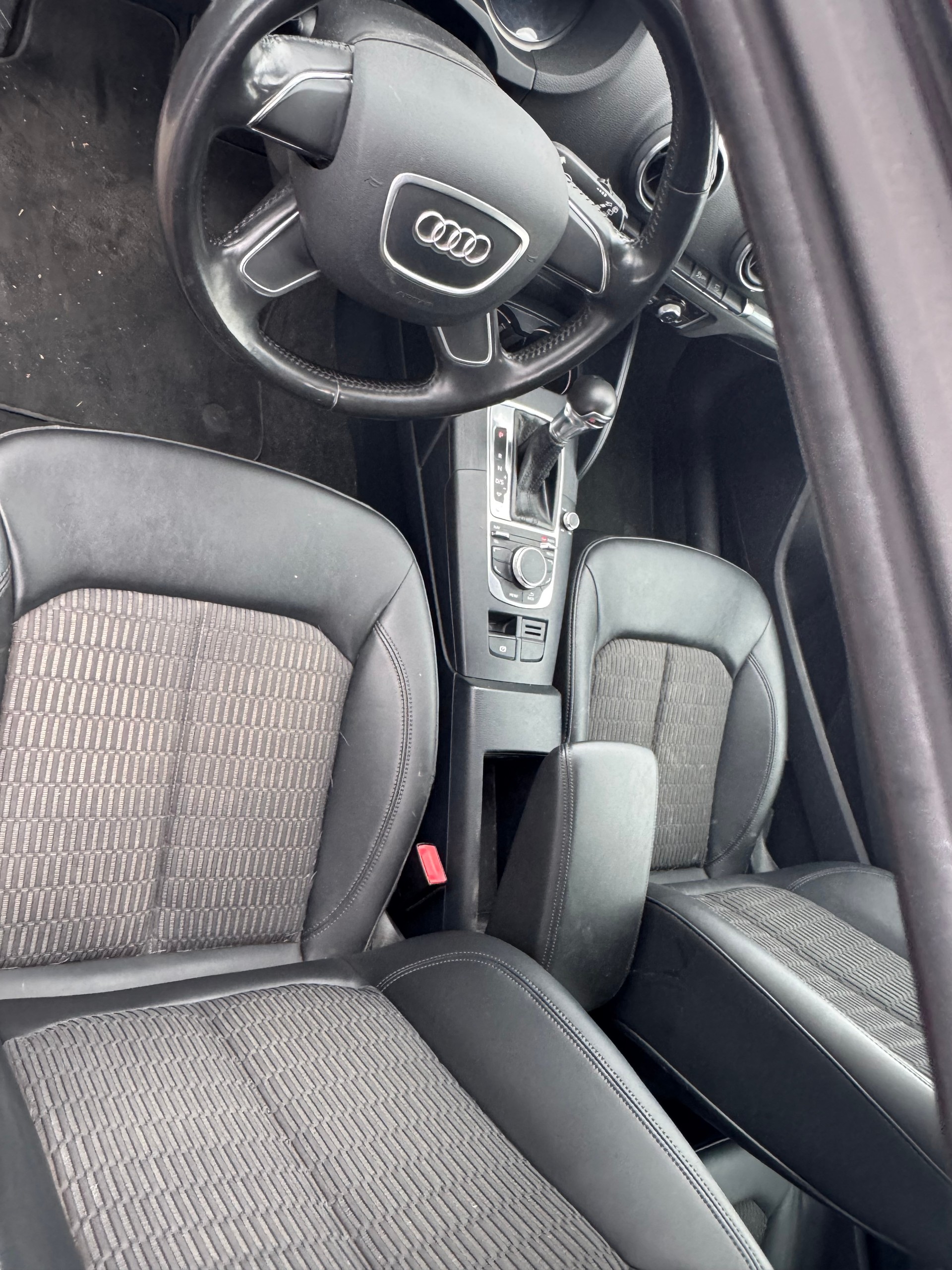 AUDI A3 Sportback 1.8 TFSI Attraction quattro S-tronic-image-5