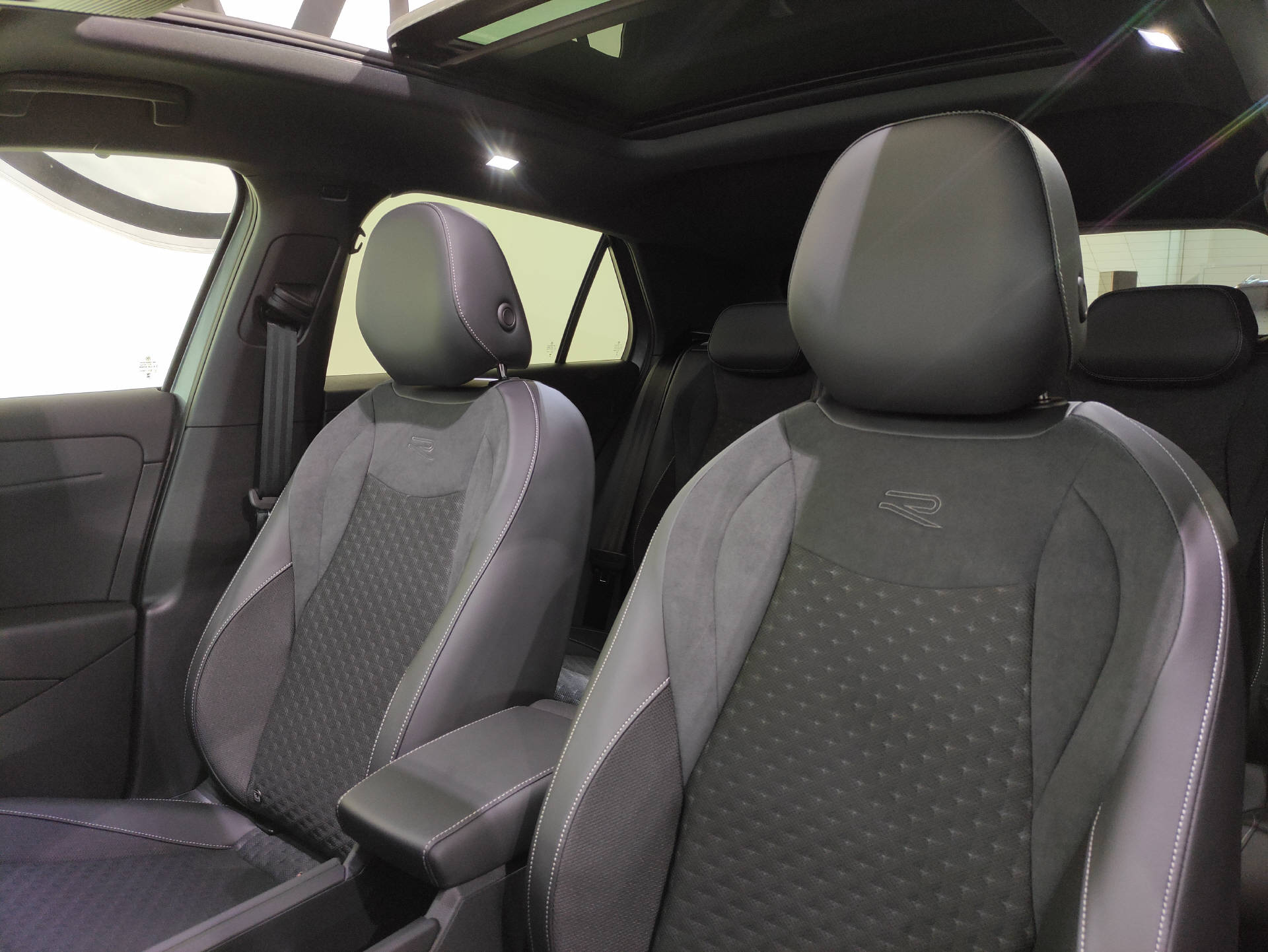 VW T-Roc 1.5 eTSI R-Line Black-Style DSG-image-6