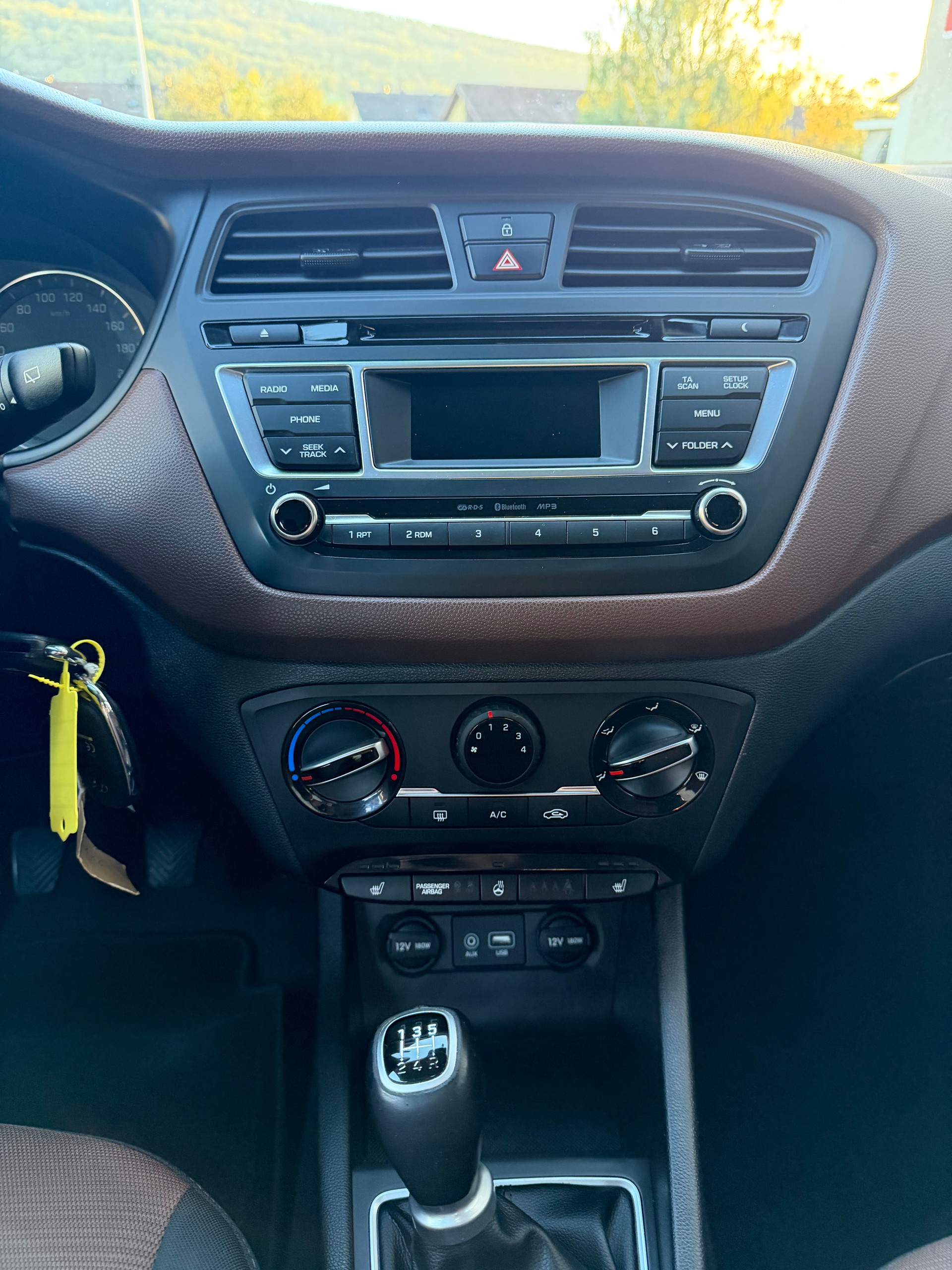 HYUNDAI i20 1.2 Amplia-image-8