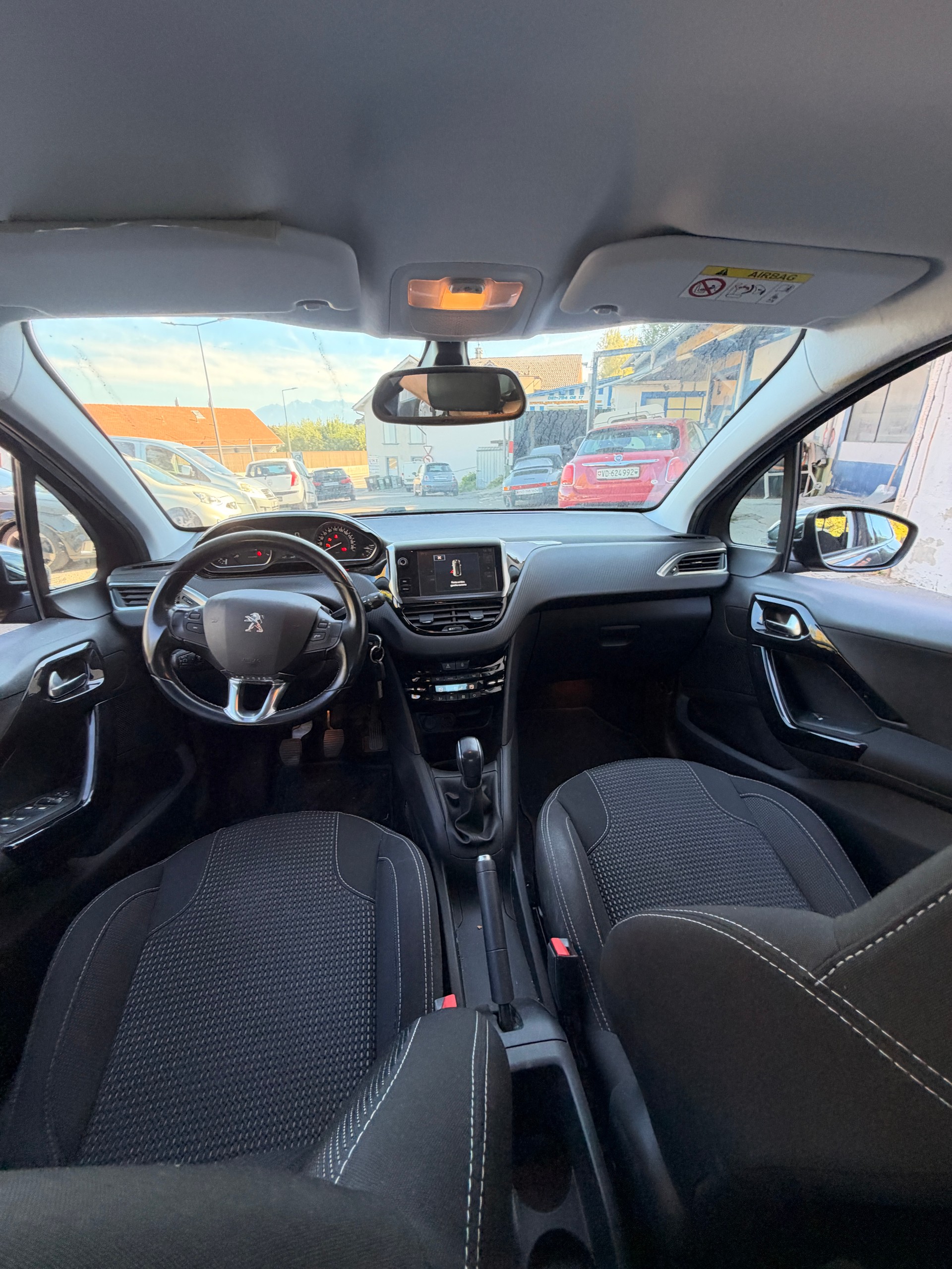 PEUGEOT 208 1.2 PureTech Allure-image-6