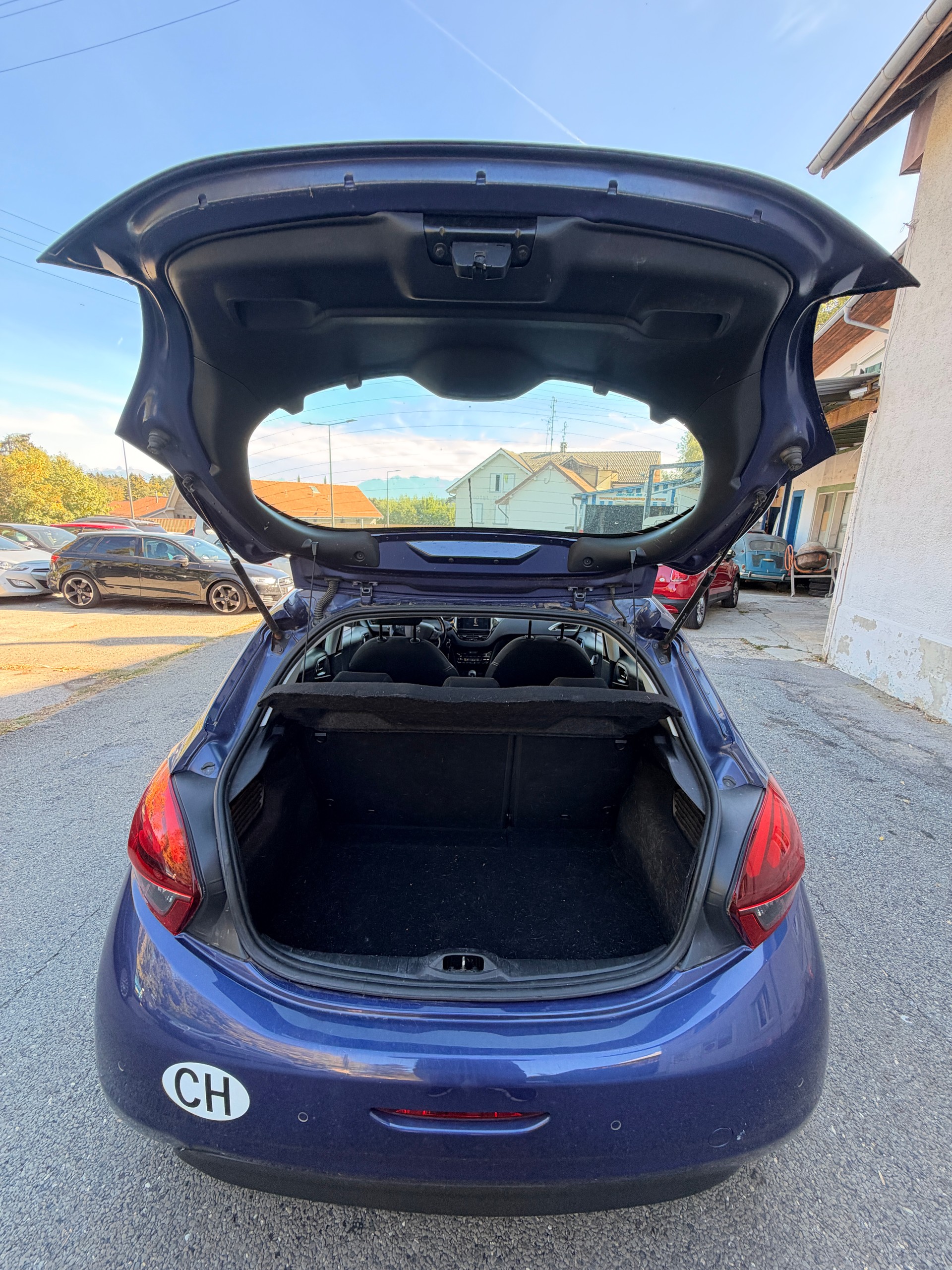 PEUGEOT 208 1.2 PureTech Allure-image-4