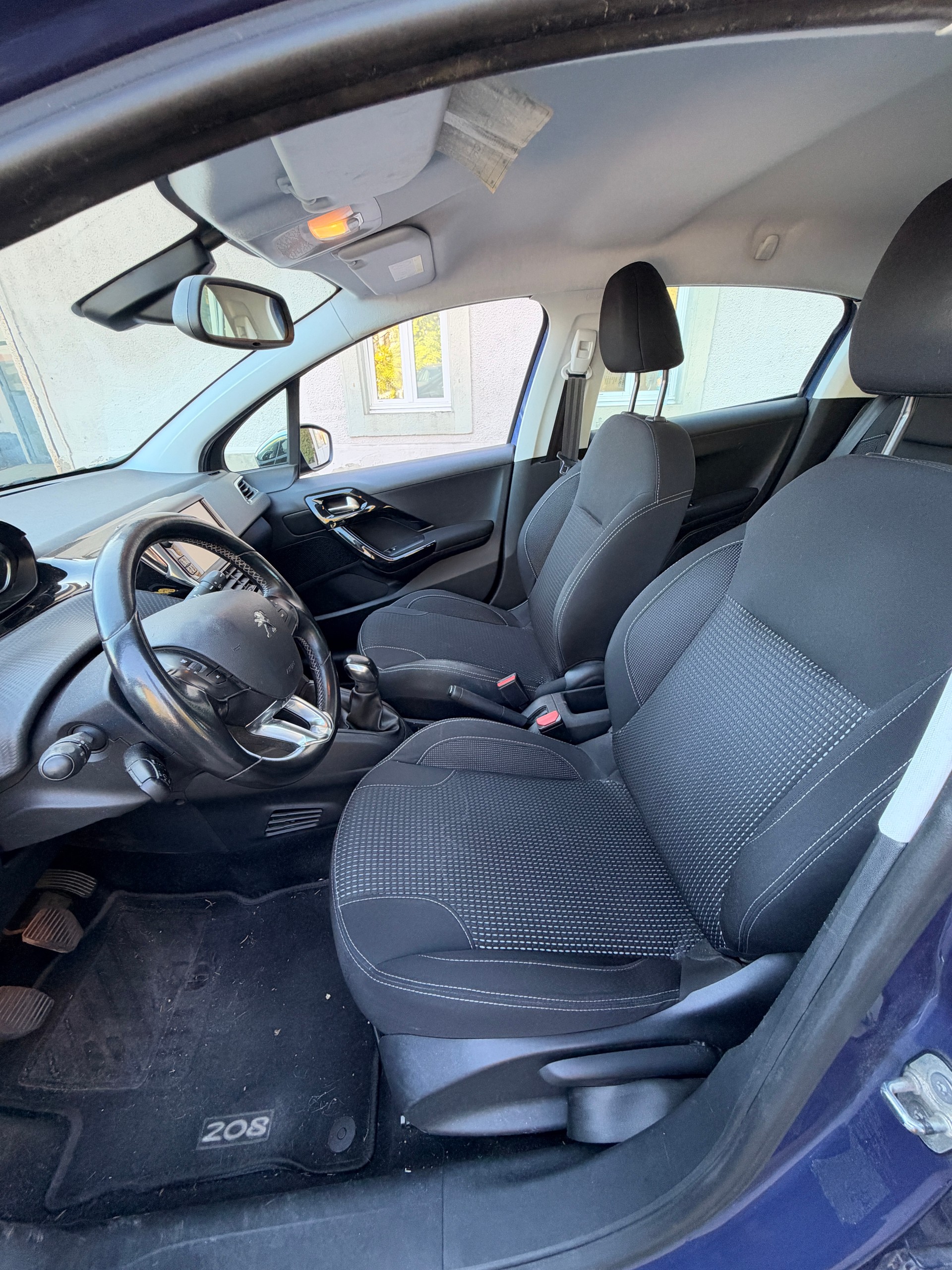PEUGEOT 208 1.2 PureTech Allure-image-7
