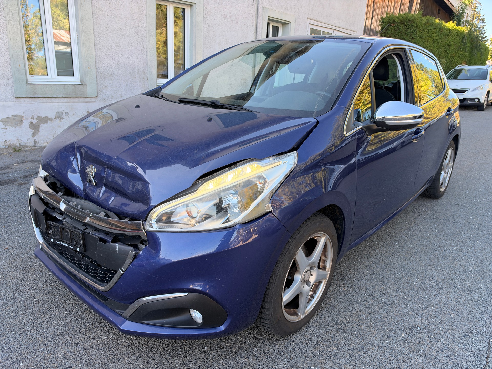 PEUGEOT 208 1.2 PureTech Allure-image-0