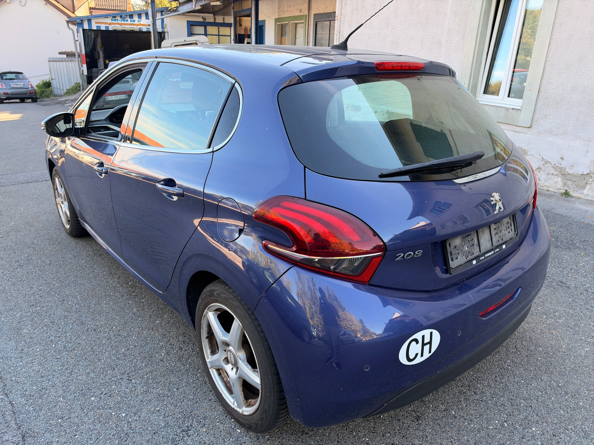 PEUGEOT 208 1.2 PureTech Allure-image-3