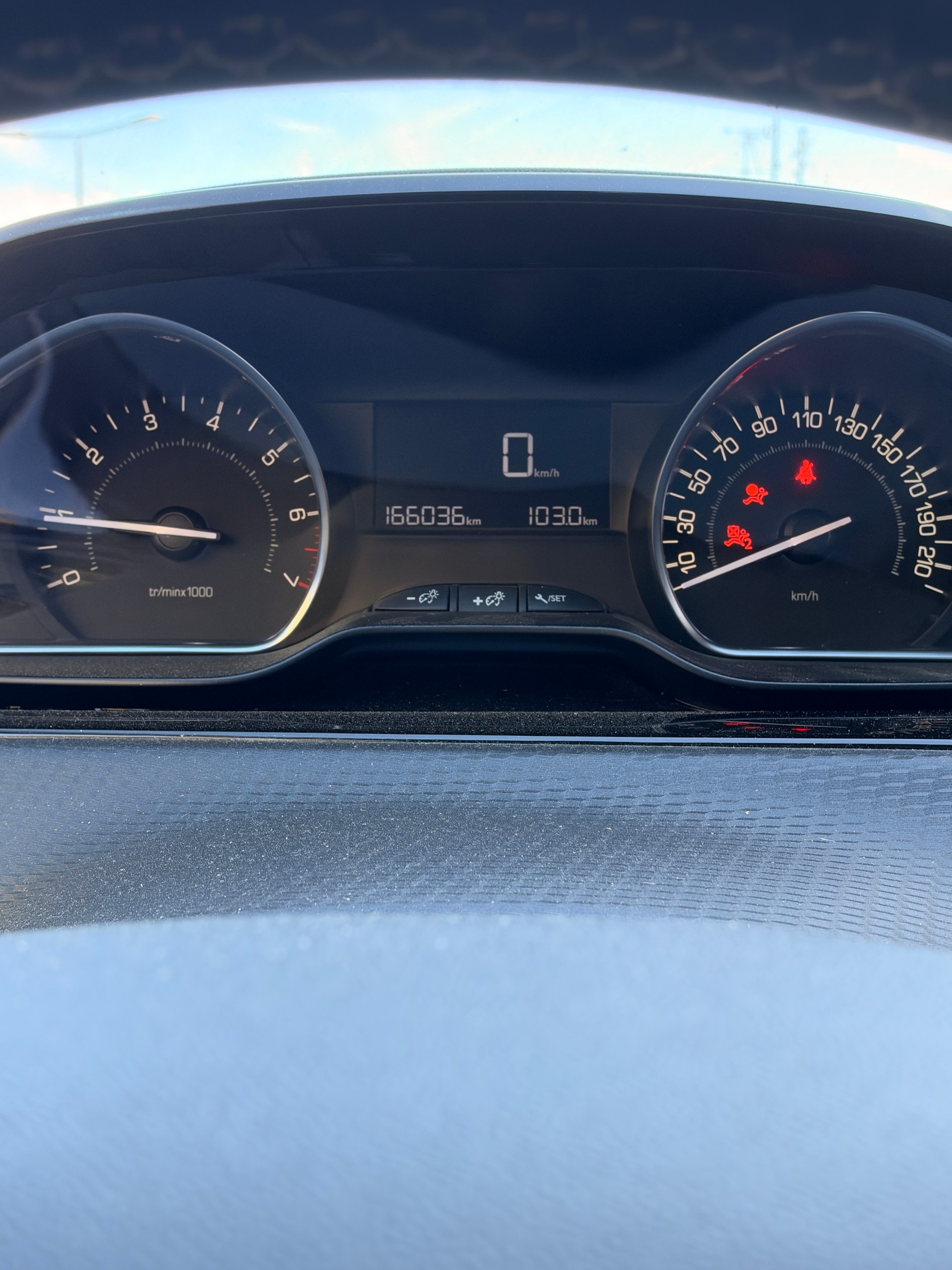 PEUGEOT 208 1.2 PureTech Allure-image-9