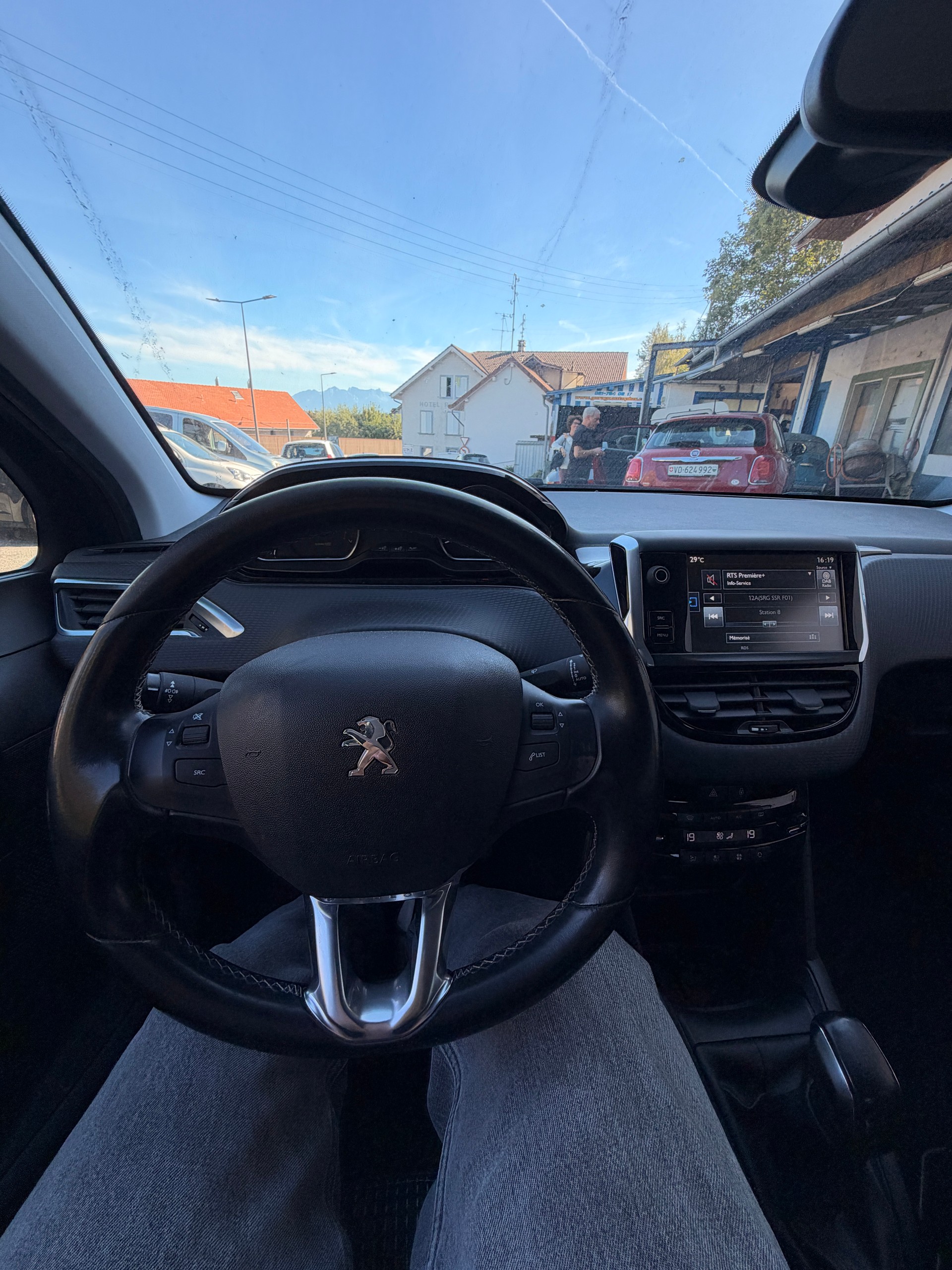 PEUGEOT 208 1.2 PureTech Allure-image-8
