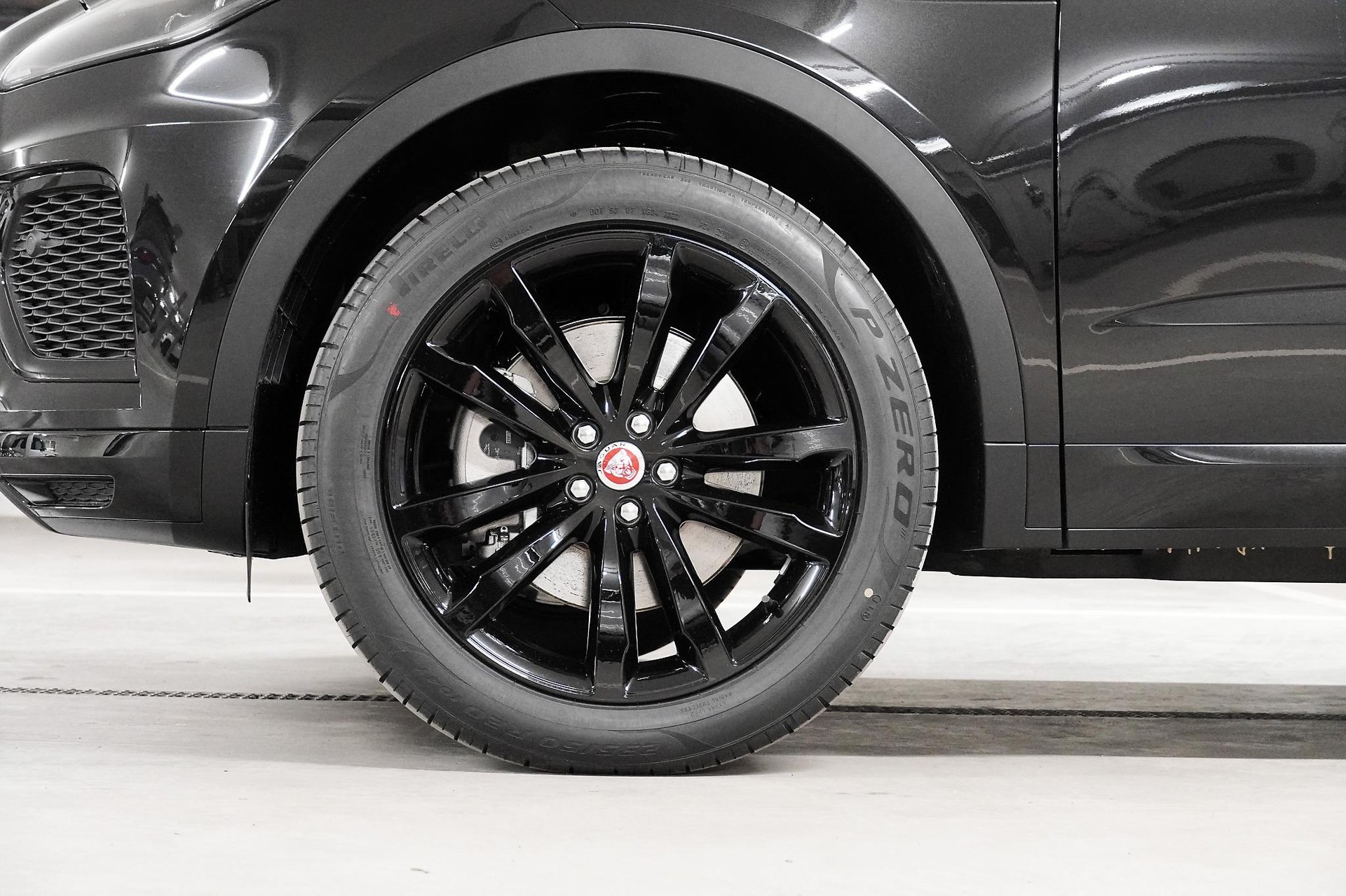 JAGUAR E-Pace 1.5 T 270e R-Dynamic SE AWD-image-4