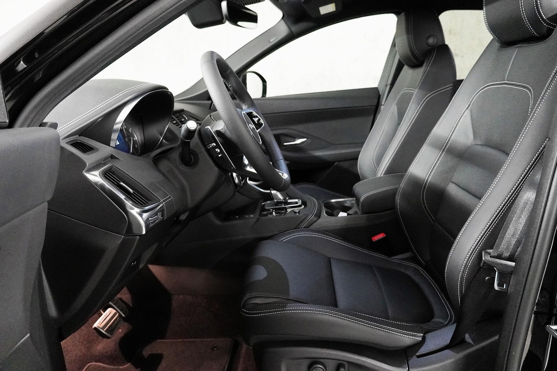 JAGUAR E-Pace 1.5 T 270e R-Dynamic SE AWD-image-9