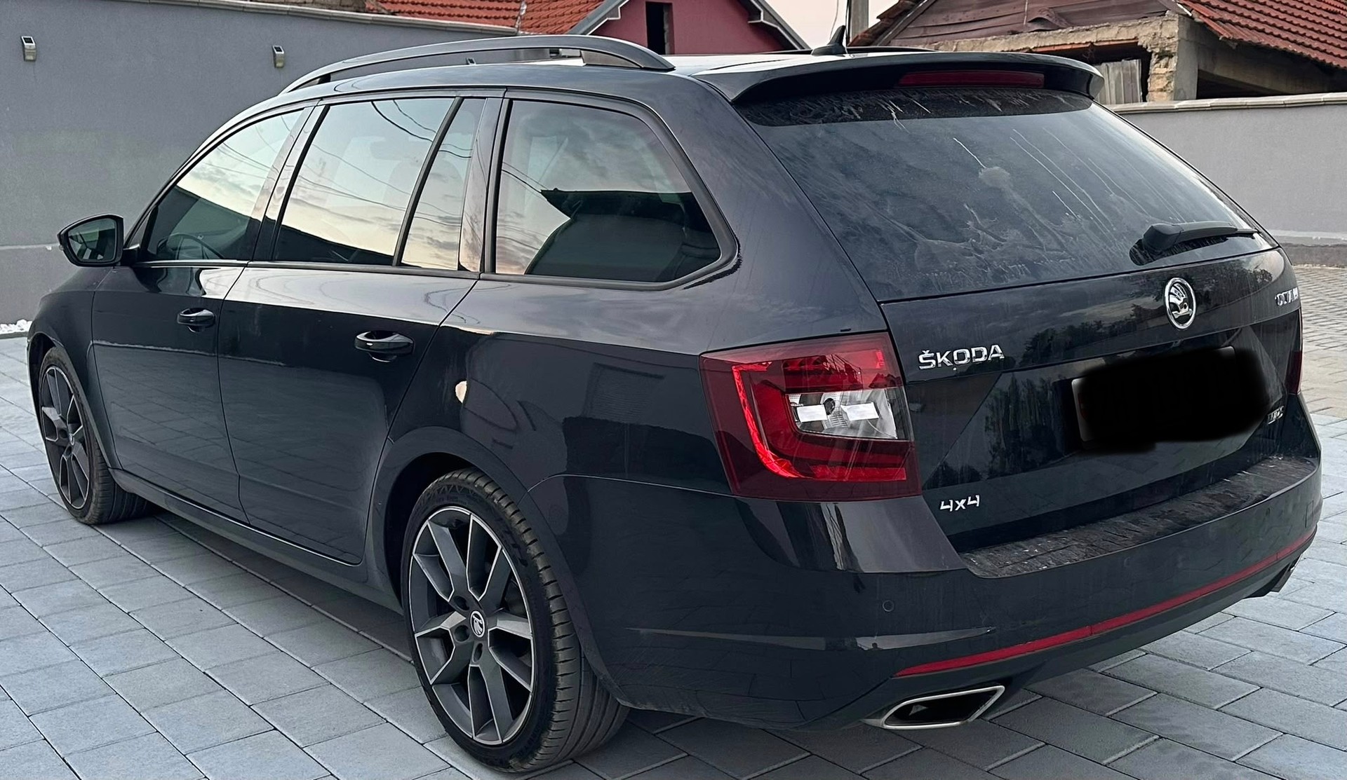 SKODA Octavia Combi 2.0 TDI RS 4x4 DSG-image-2