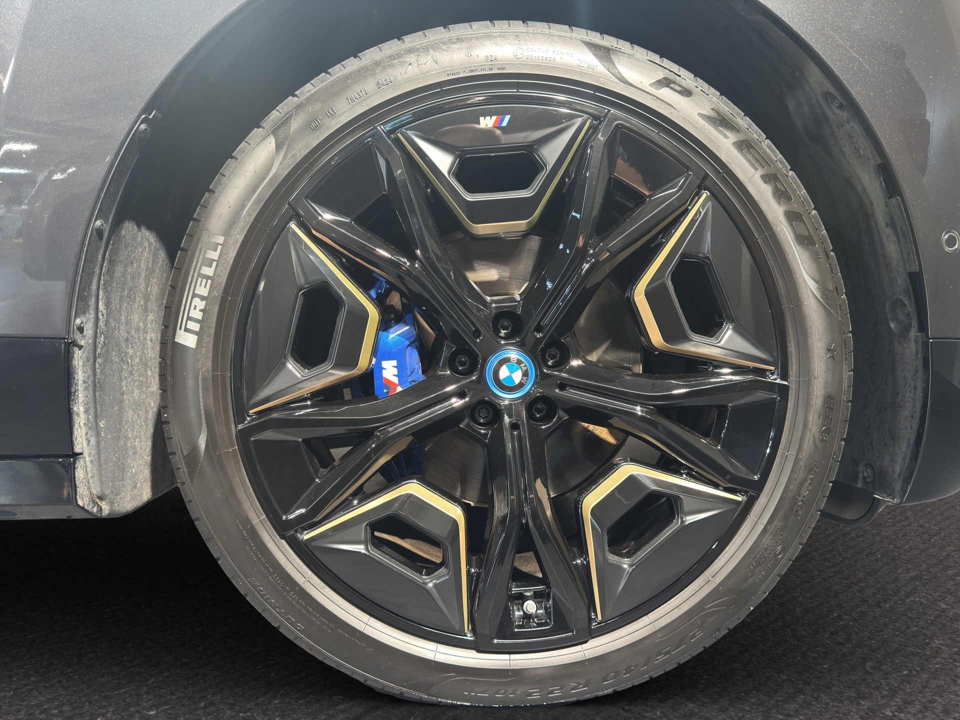 BMW iX M60-image-15
