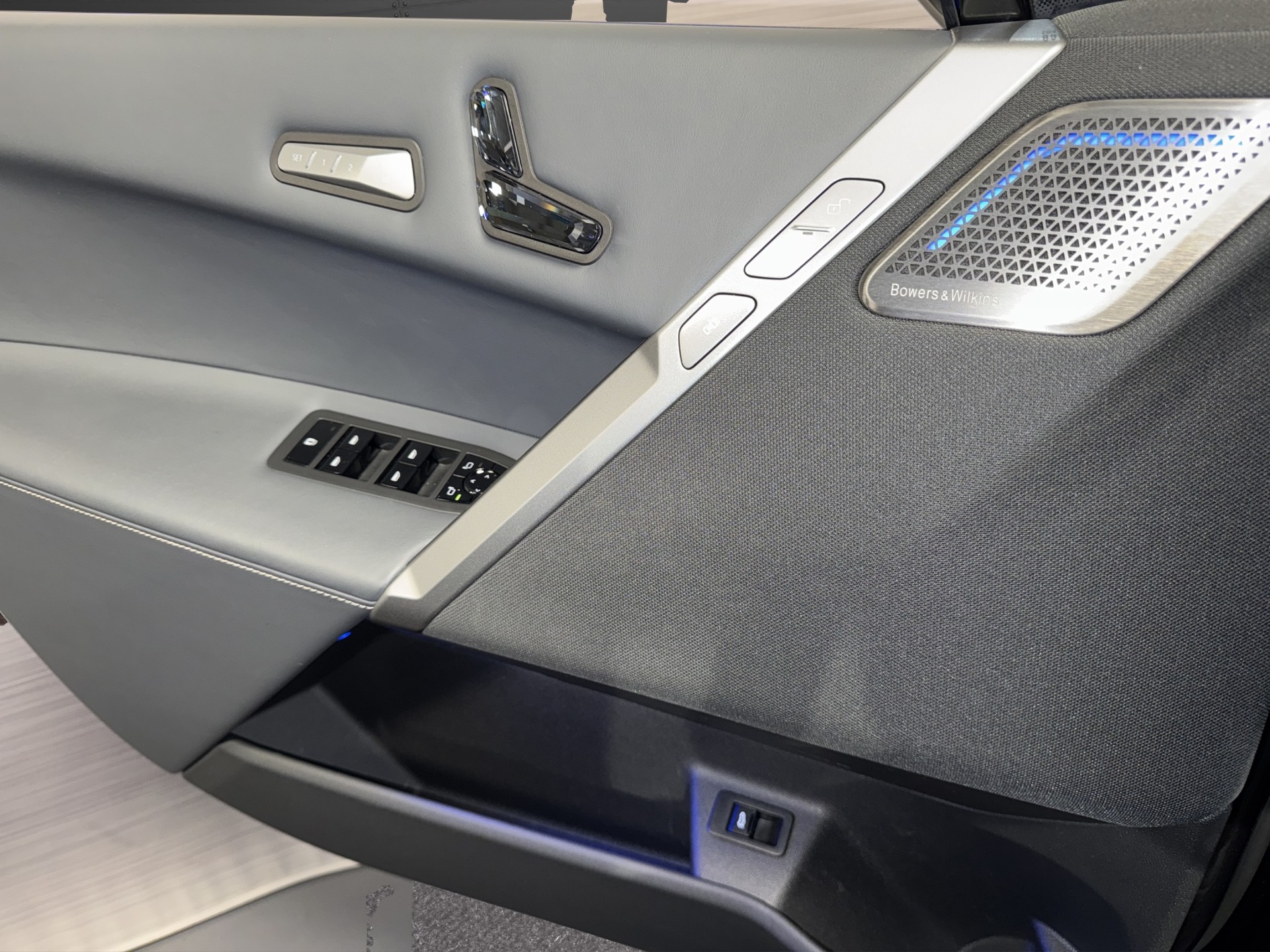 BMW iX M60-image-12