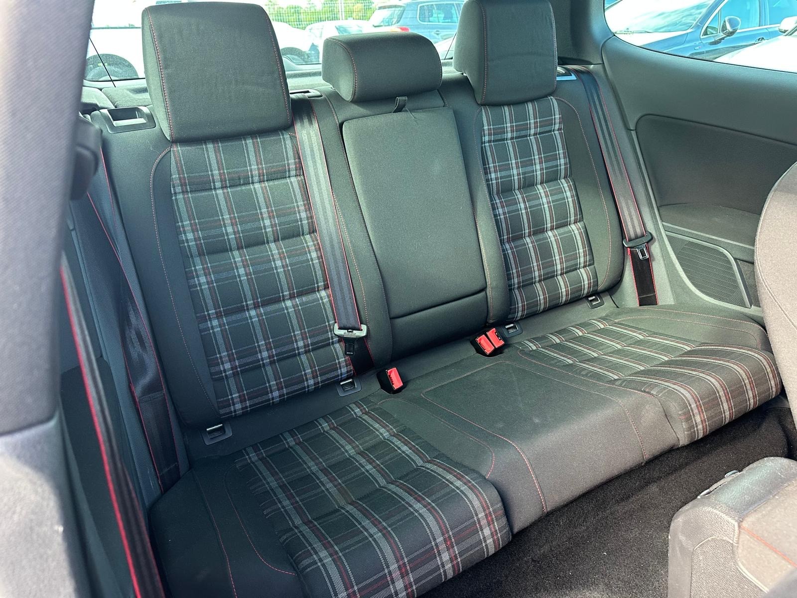 VW Golf 2.0 TSI GTI Edition 35-image-12